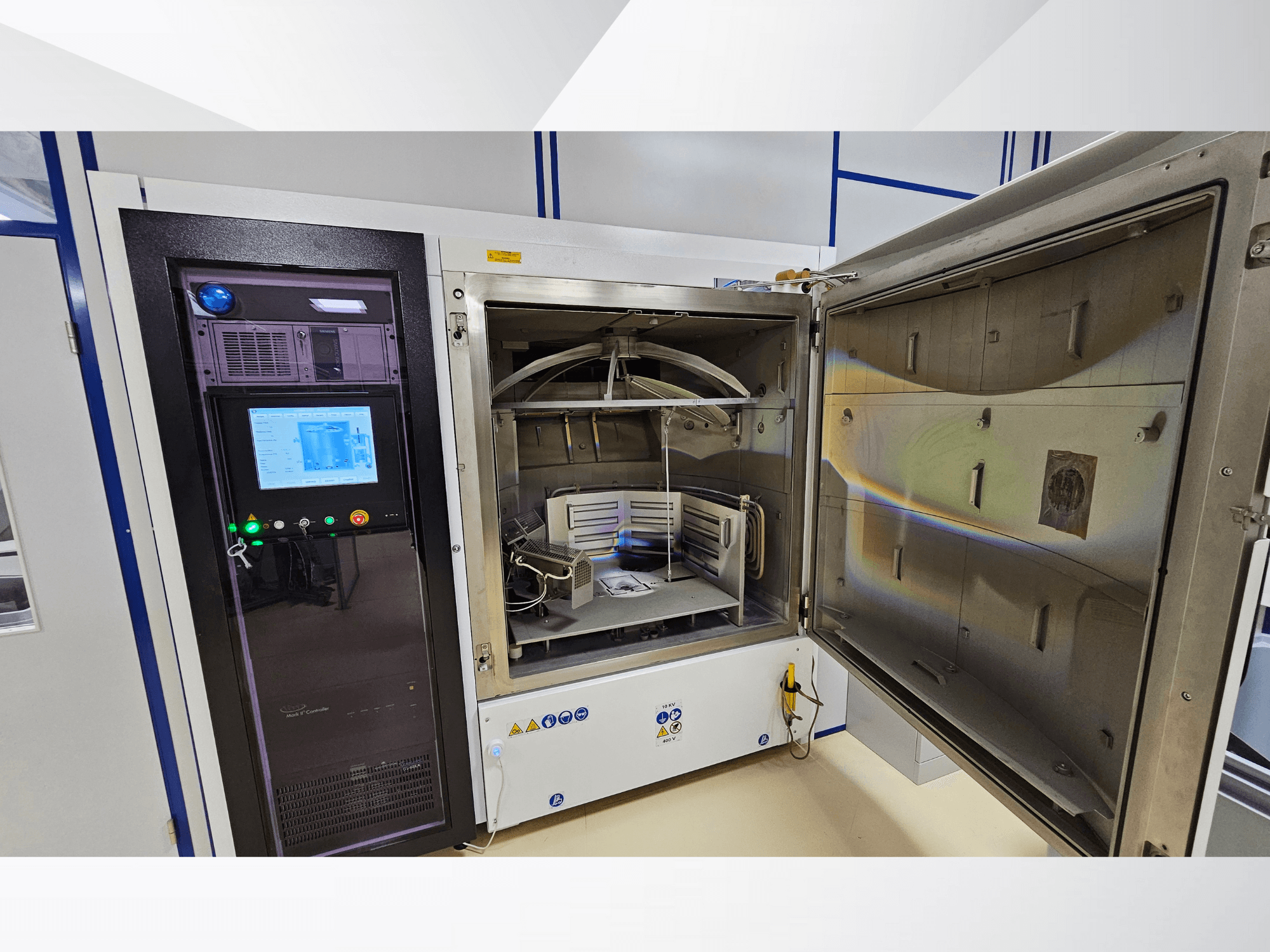 Панель управления испытательной камеры неизвестного бренда, вид спереди; показан сенсорный экран, индикаторы и открытая дверь, открывающая внутреннее пространство.