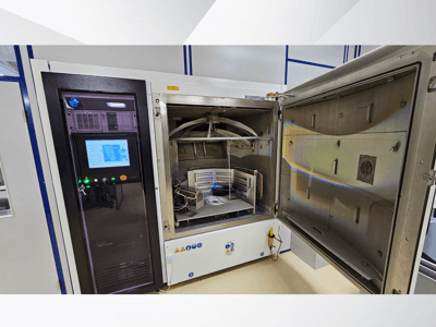 Панель управления испытательной камеры неизвестного бренда, вид спереди; показан сенсорный экран, индикаторы и открытая дверь, открывающая внутреннее пространство.