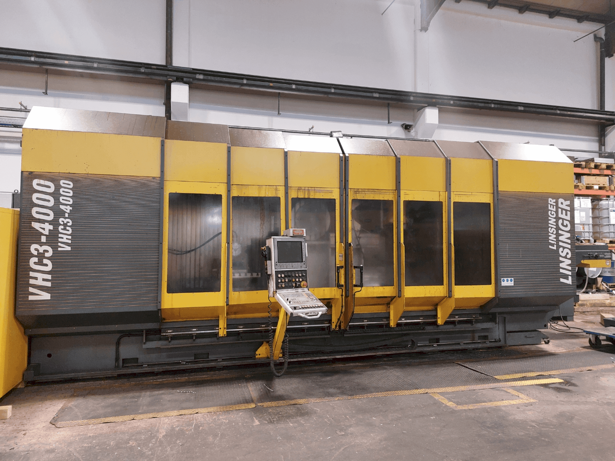 Вид станка AXA VHC 3-4000 M/2E спереди