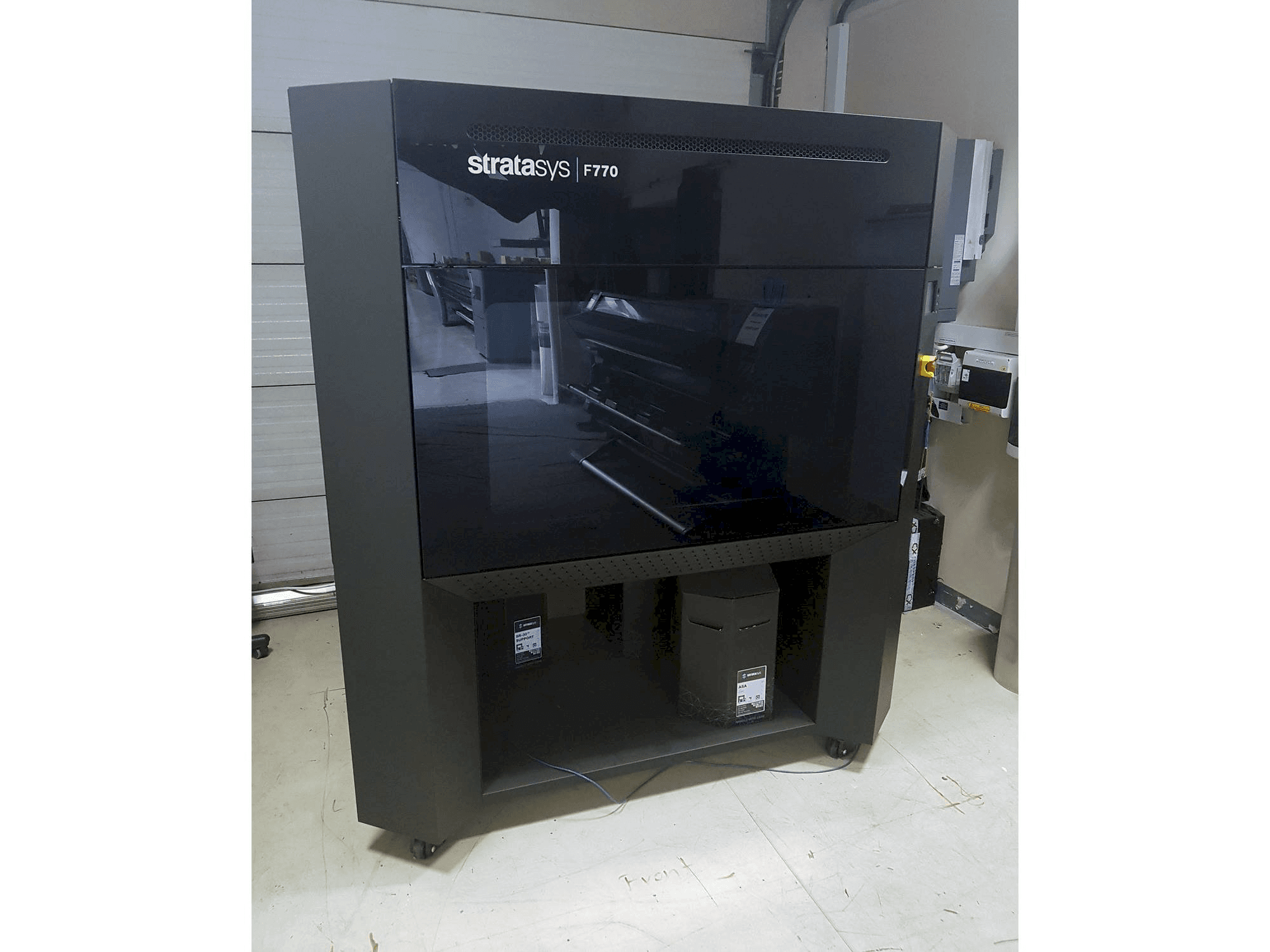 Вид станка Stratasys F770 спереди