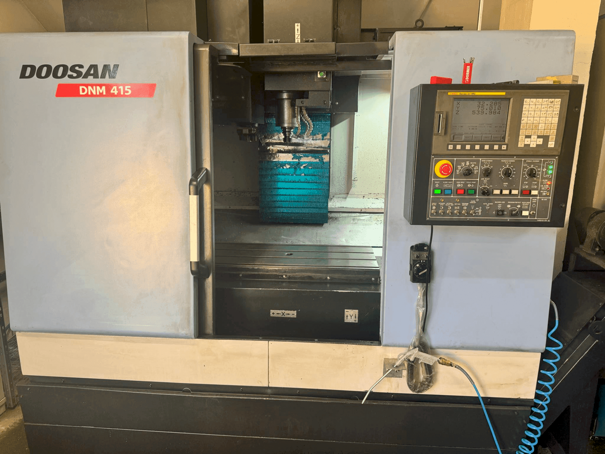 Вид станка DOOSAN DNM 415 спереди