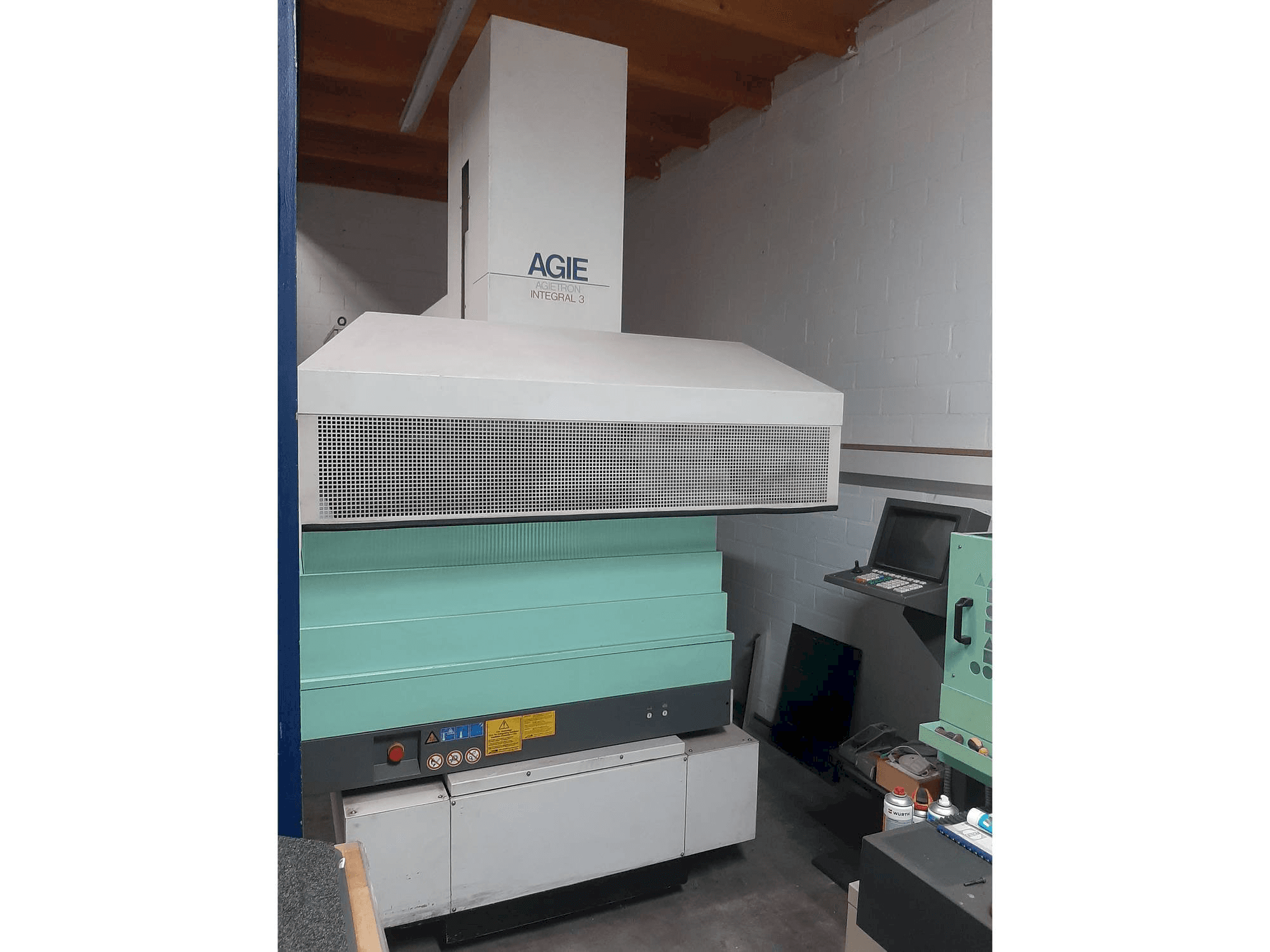 Вид станка AGIE Agietron Integral 3 спереди