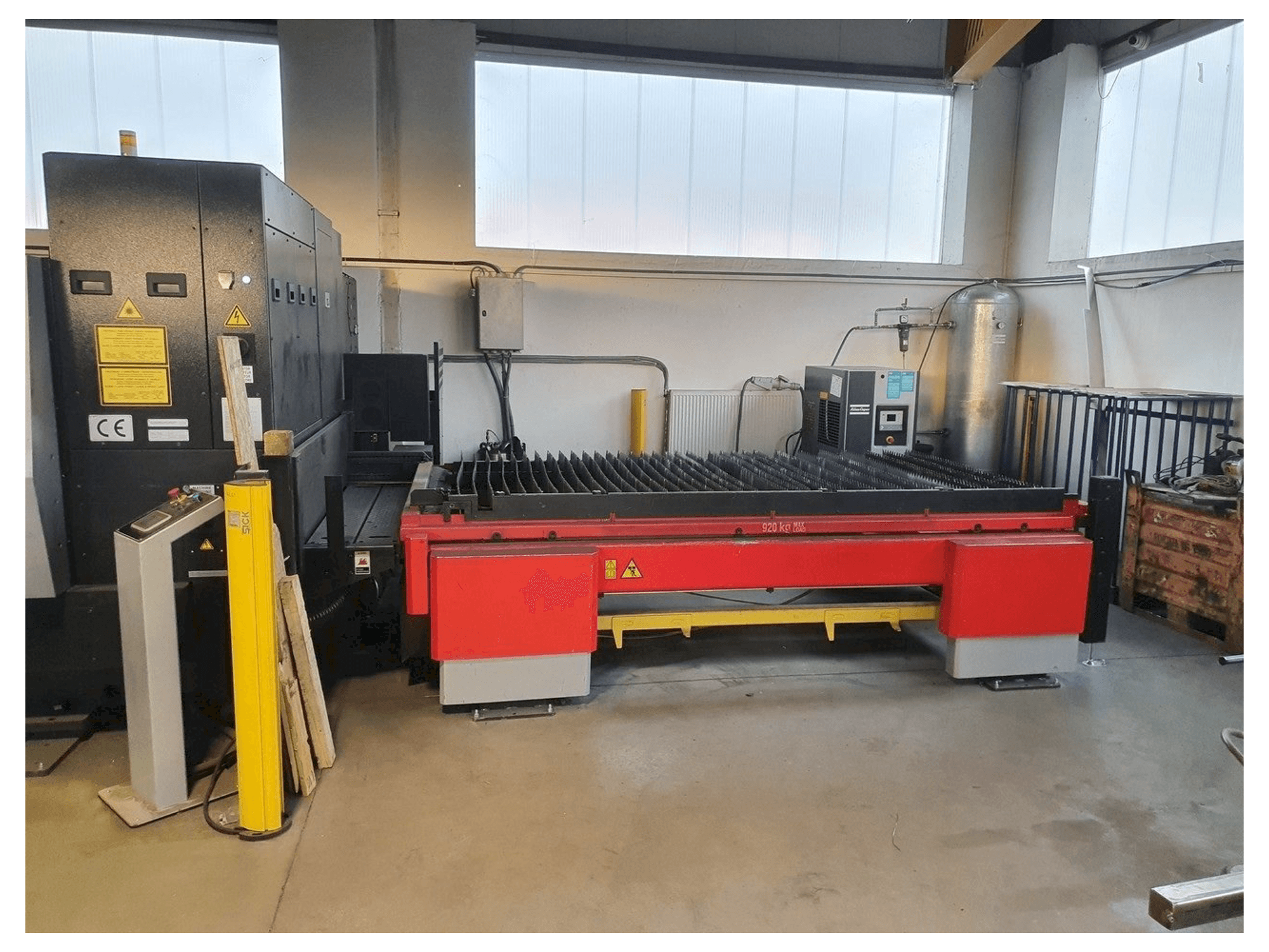 Вид станка AMADA 3015 AJ спереди