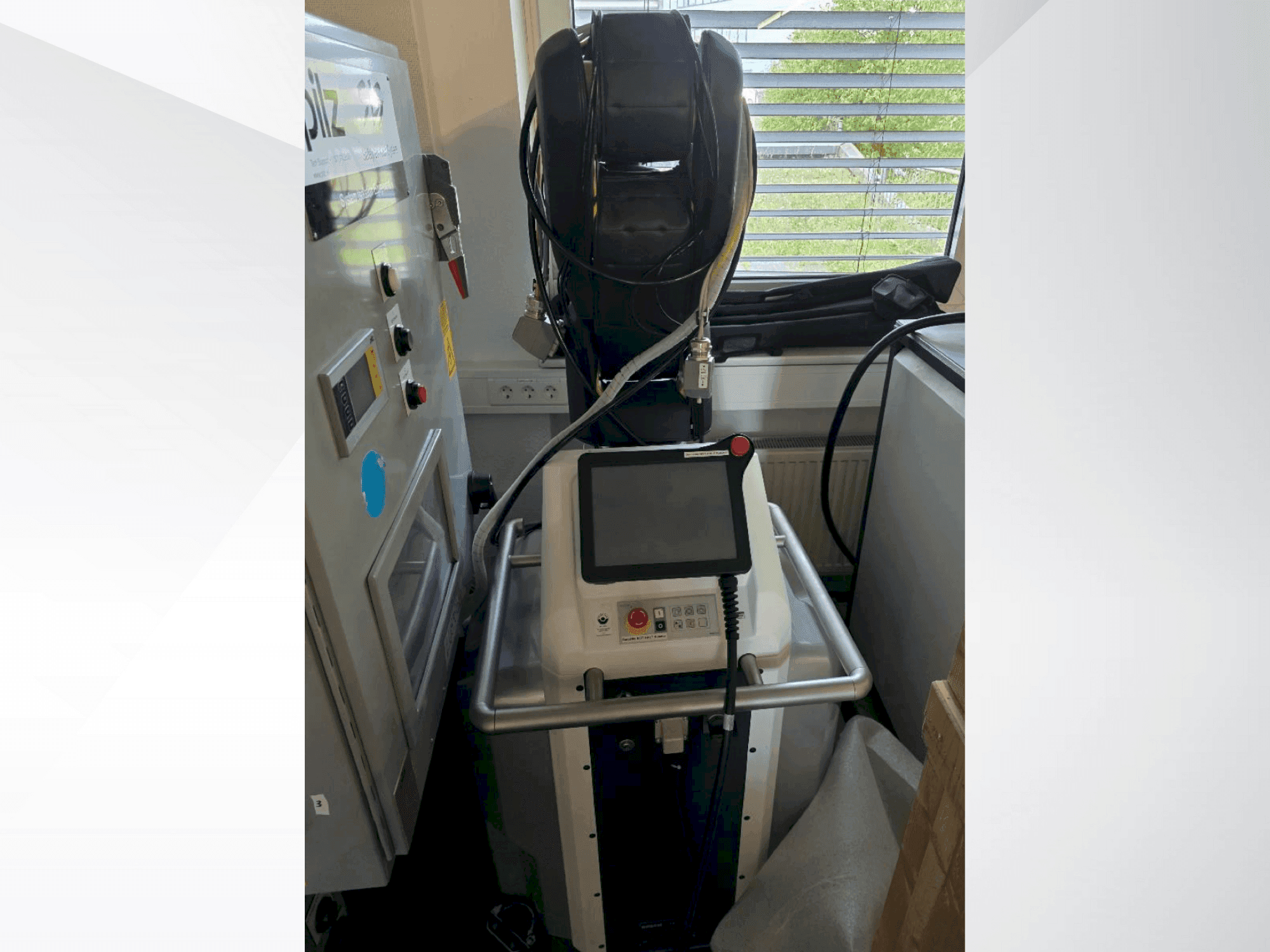 Вид станка FANUC LR Mate 200iD/7L спереди