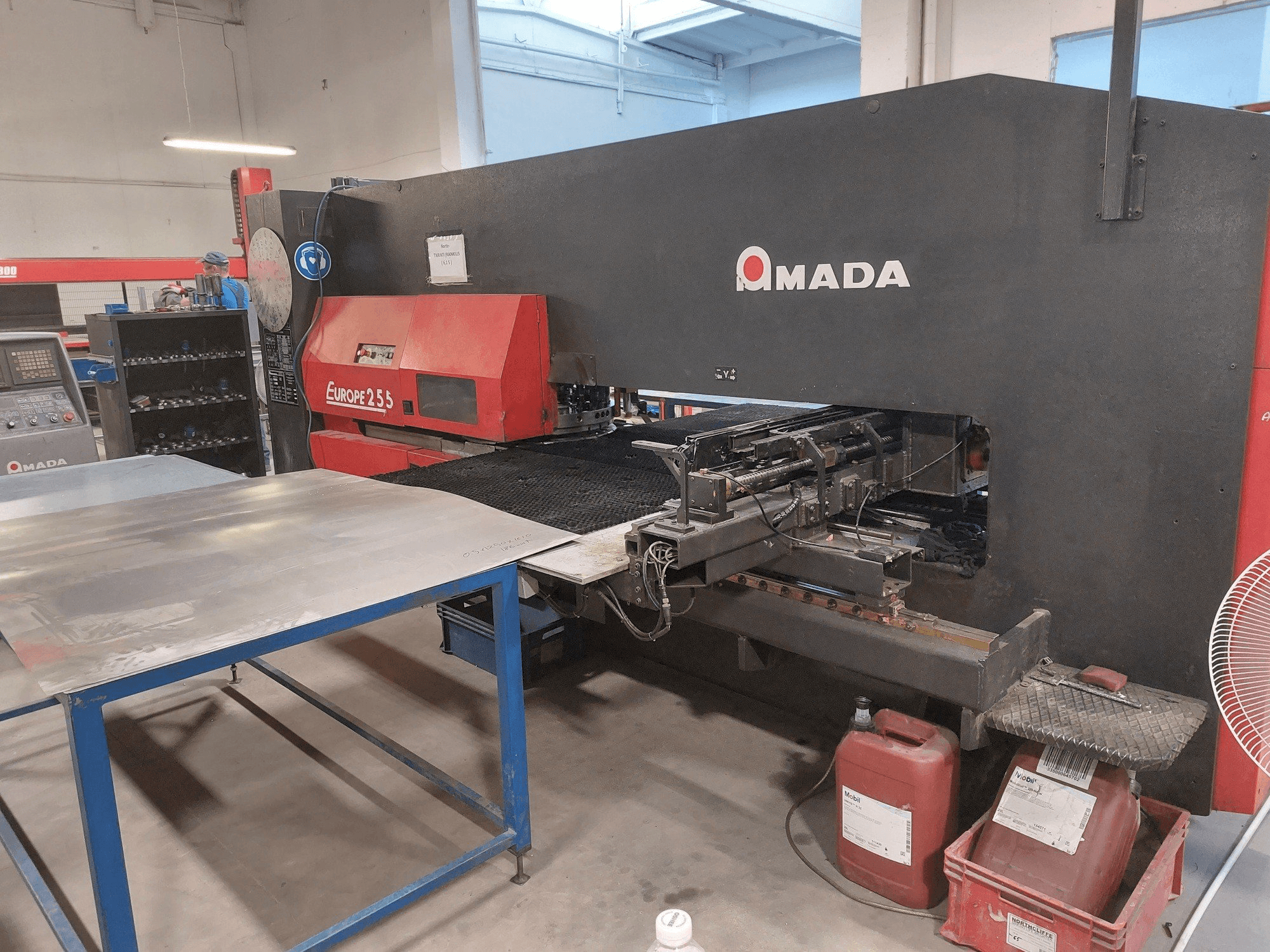 Вид станка AMADA Europe 255 спереди