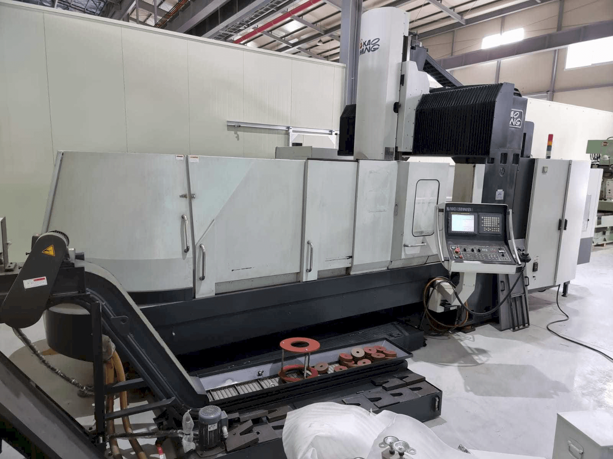 Вид станка KAOMING KMC-3000SV спереди
