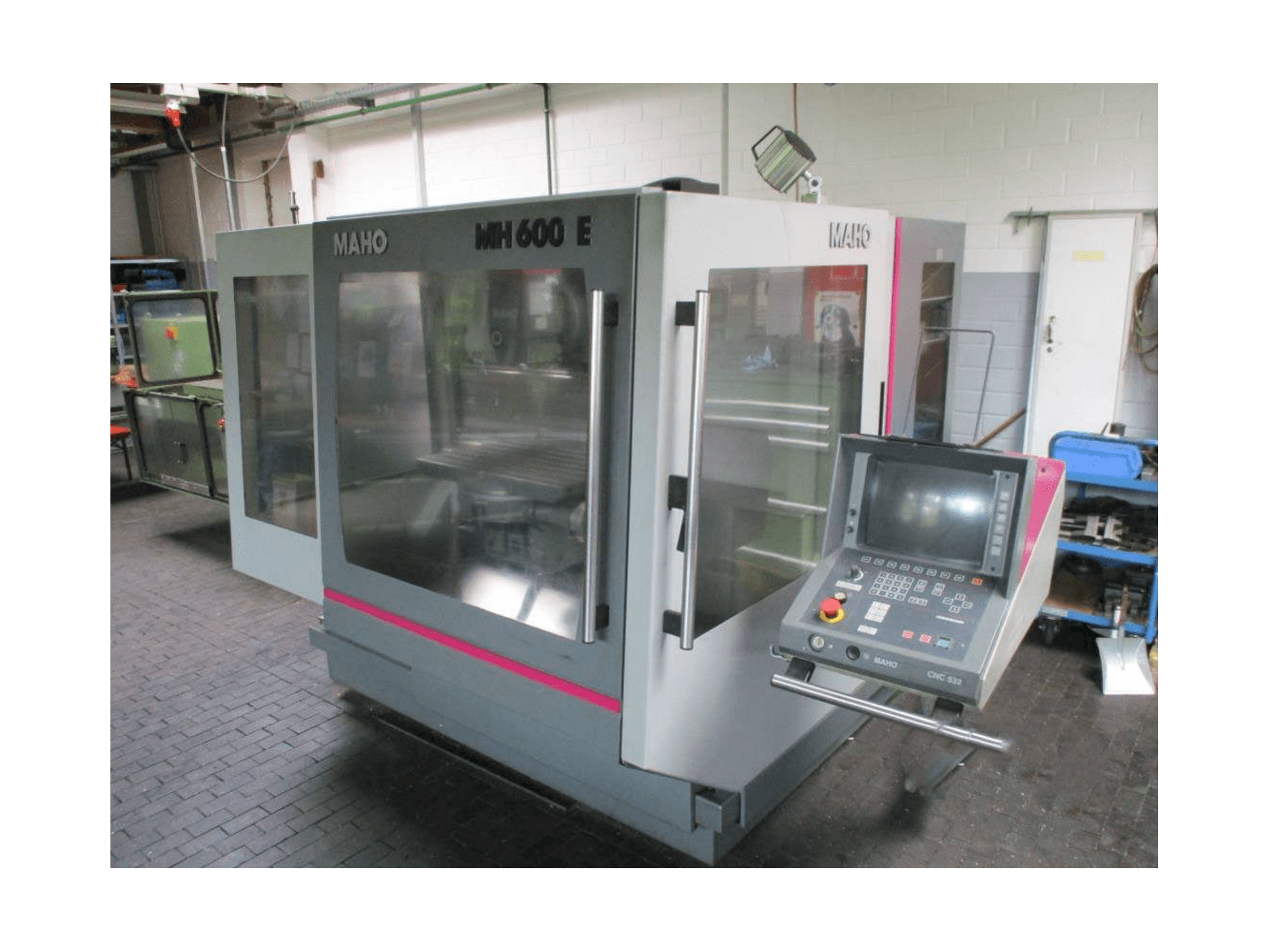 Вид станка MAHO MAHO 600 E спереди
