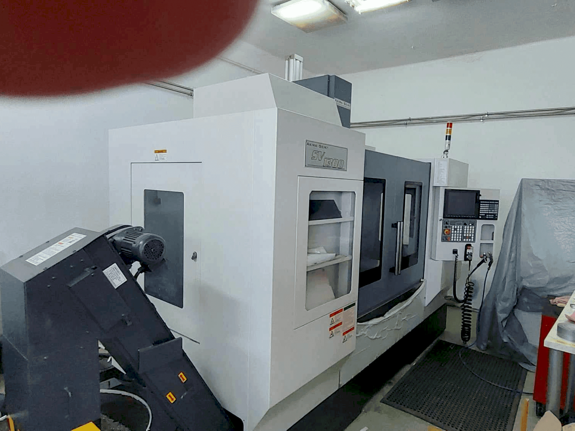 Вид станка Akira Seiki SVI300 спереди