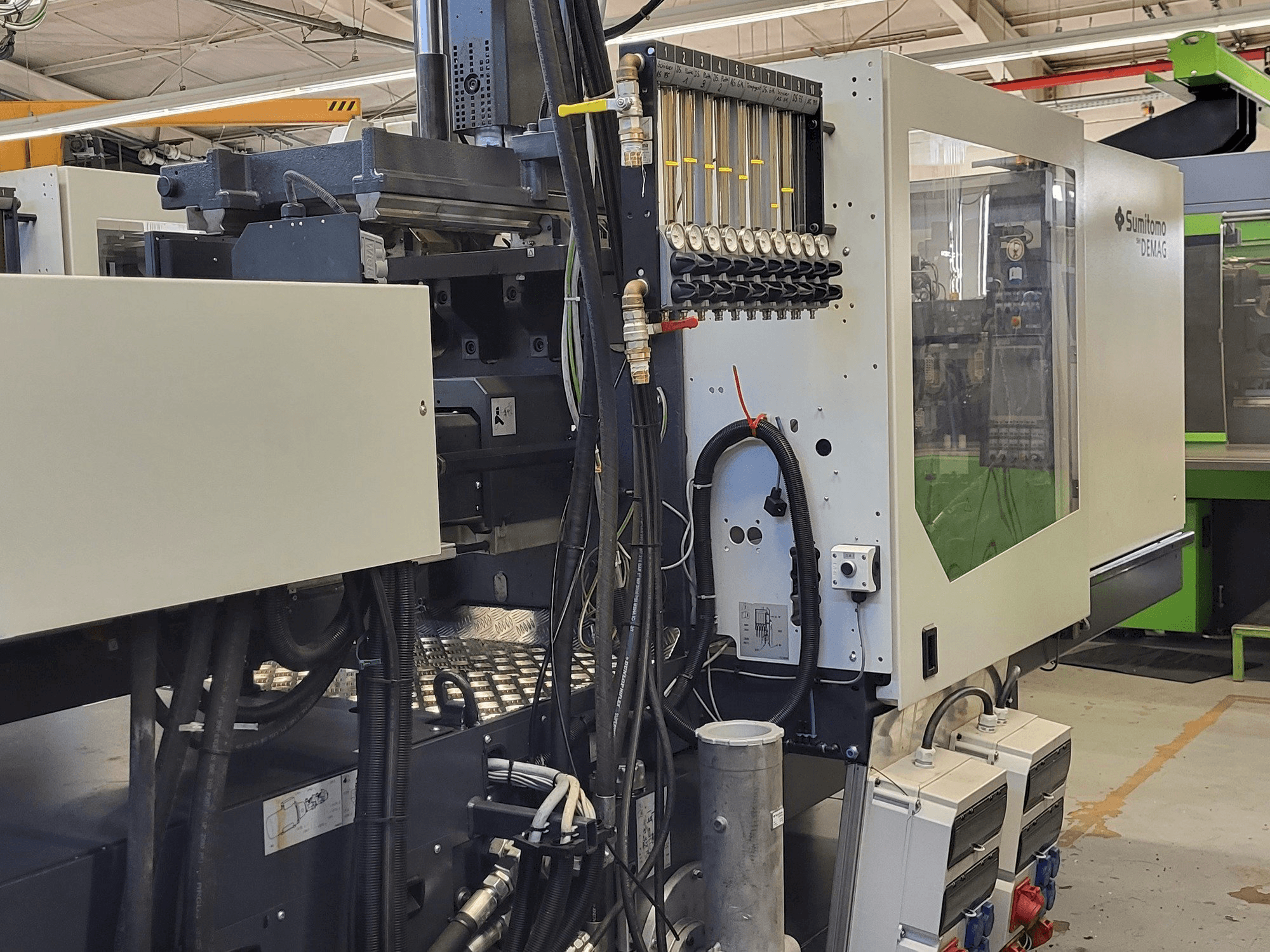 Вид станка с Sumitomo SHI DEMAG Systec Multi 120/470-200h/80V правой стороны