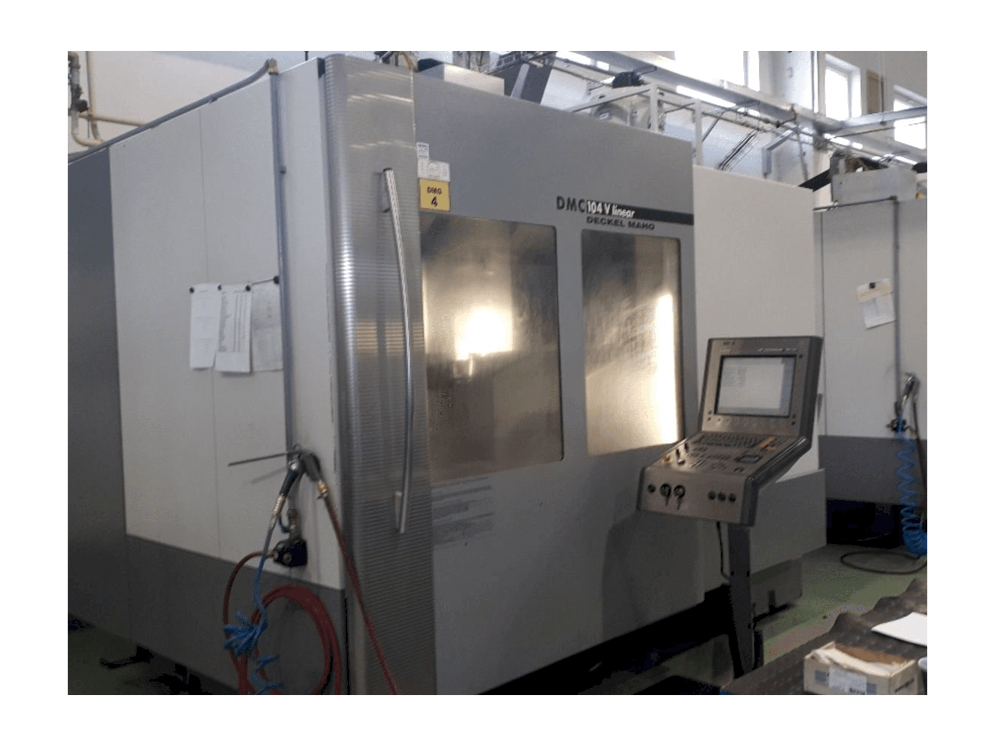 Вид станка DECKEL MAHO DMC 104 linear спереди