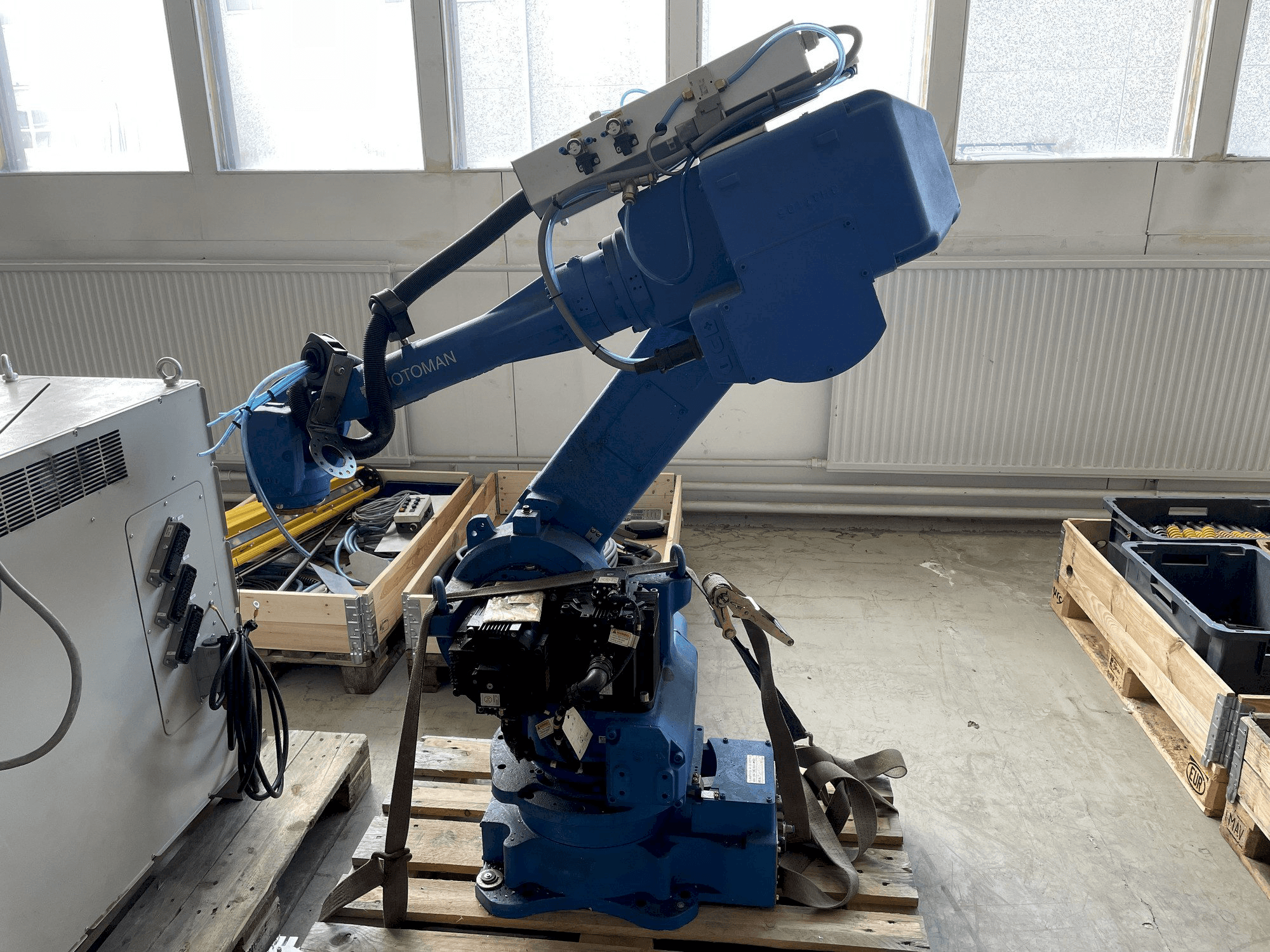 Вид станка MOTOMAN NX100 80KG спереди