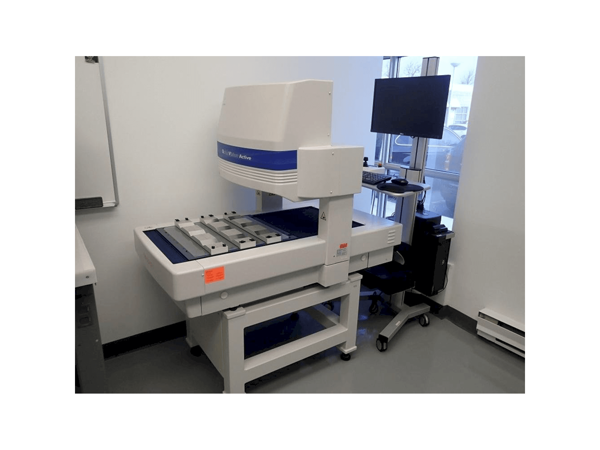 Front view of Mitutoyo QV-L404Z1L-D machine