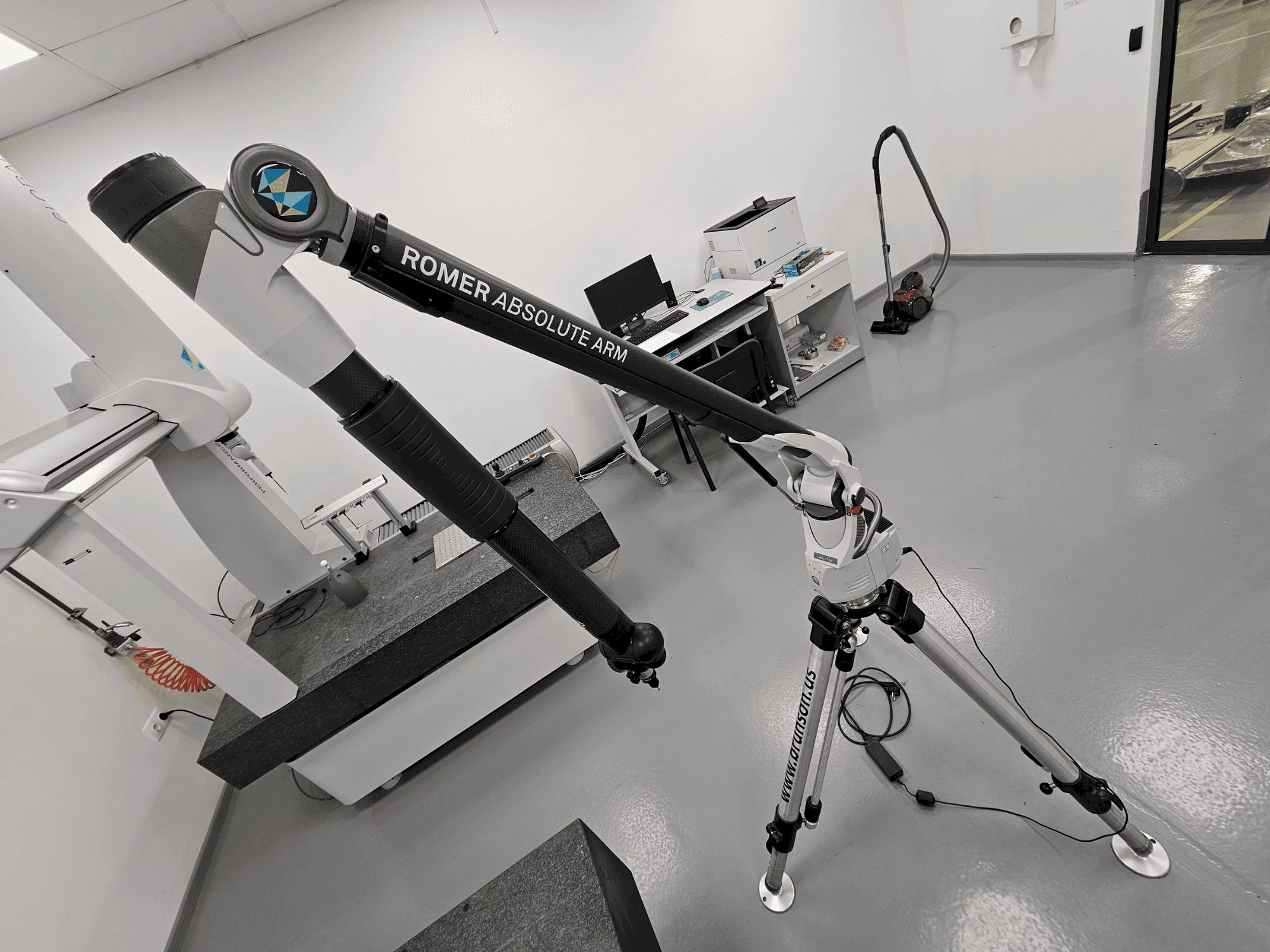 Вид станка ROMER Absolute Arm 7730 спереди