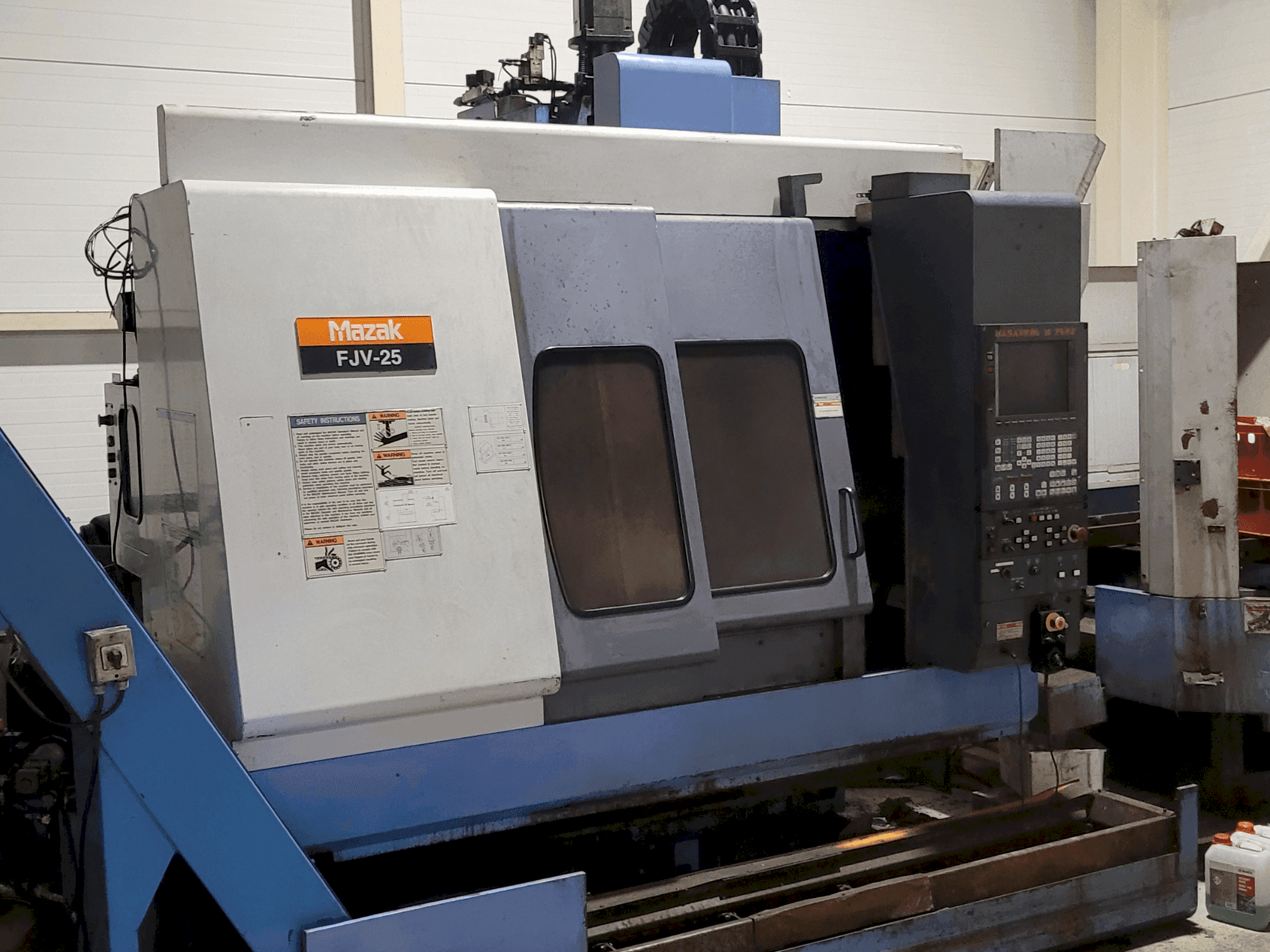 Вид станка Mazak FJV-25 спереди