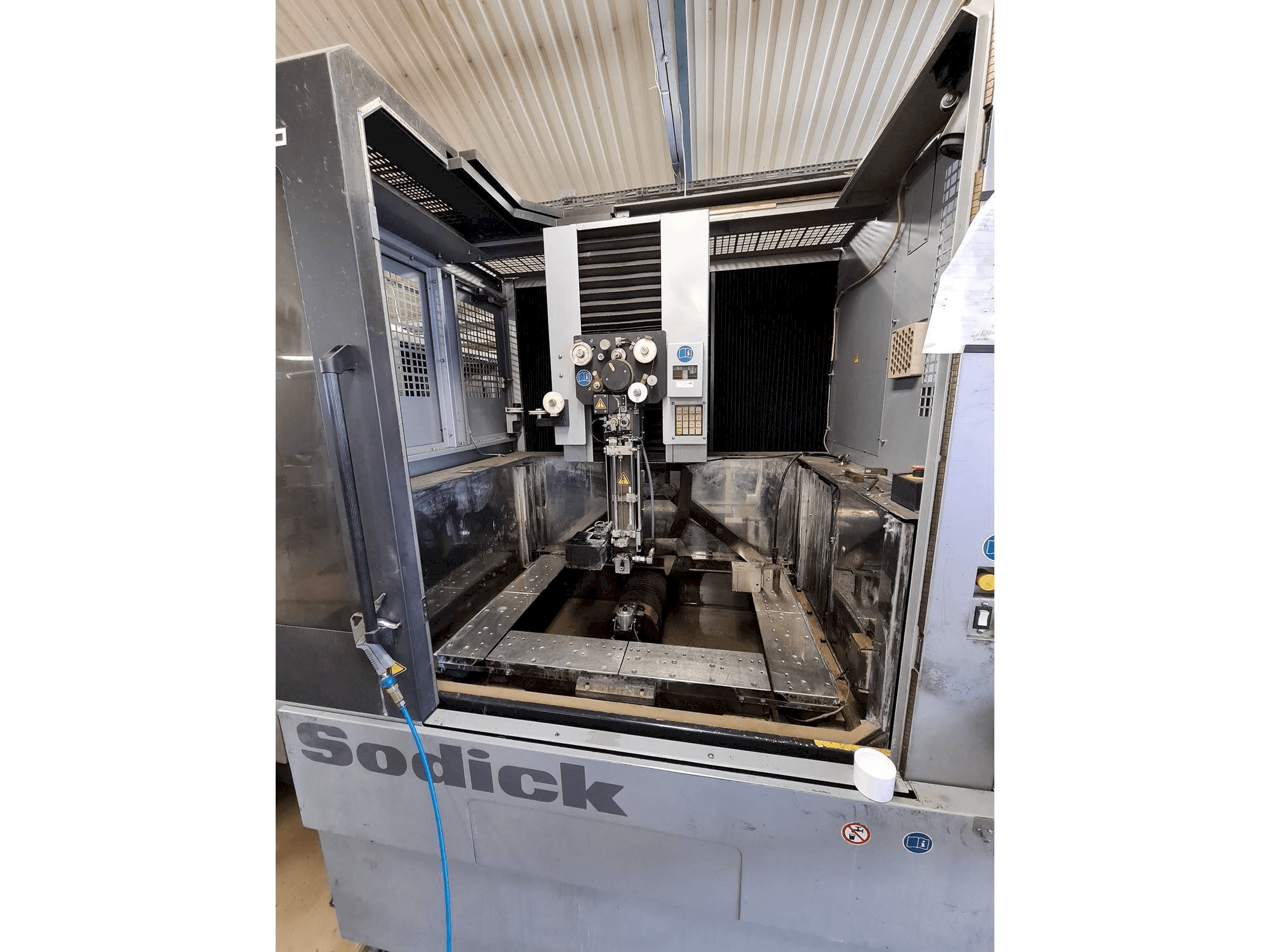 Вид станка Sodick AQ750L спереди