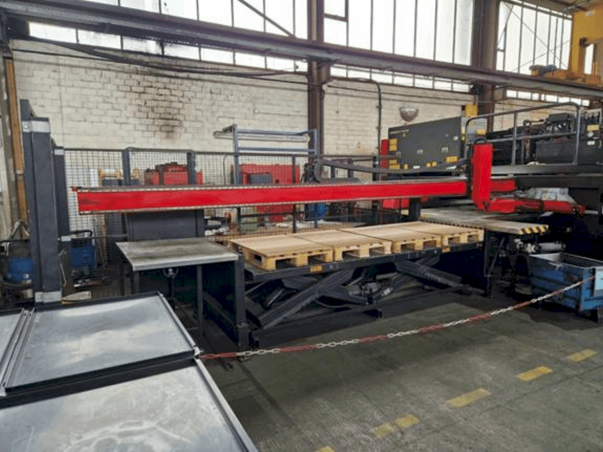 Вид станка AMADA AP3-2610 V спереди