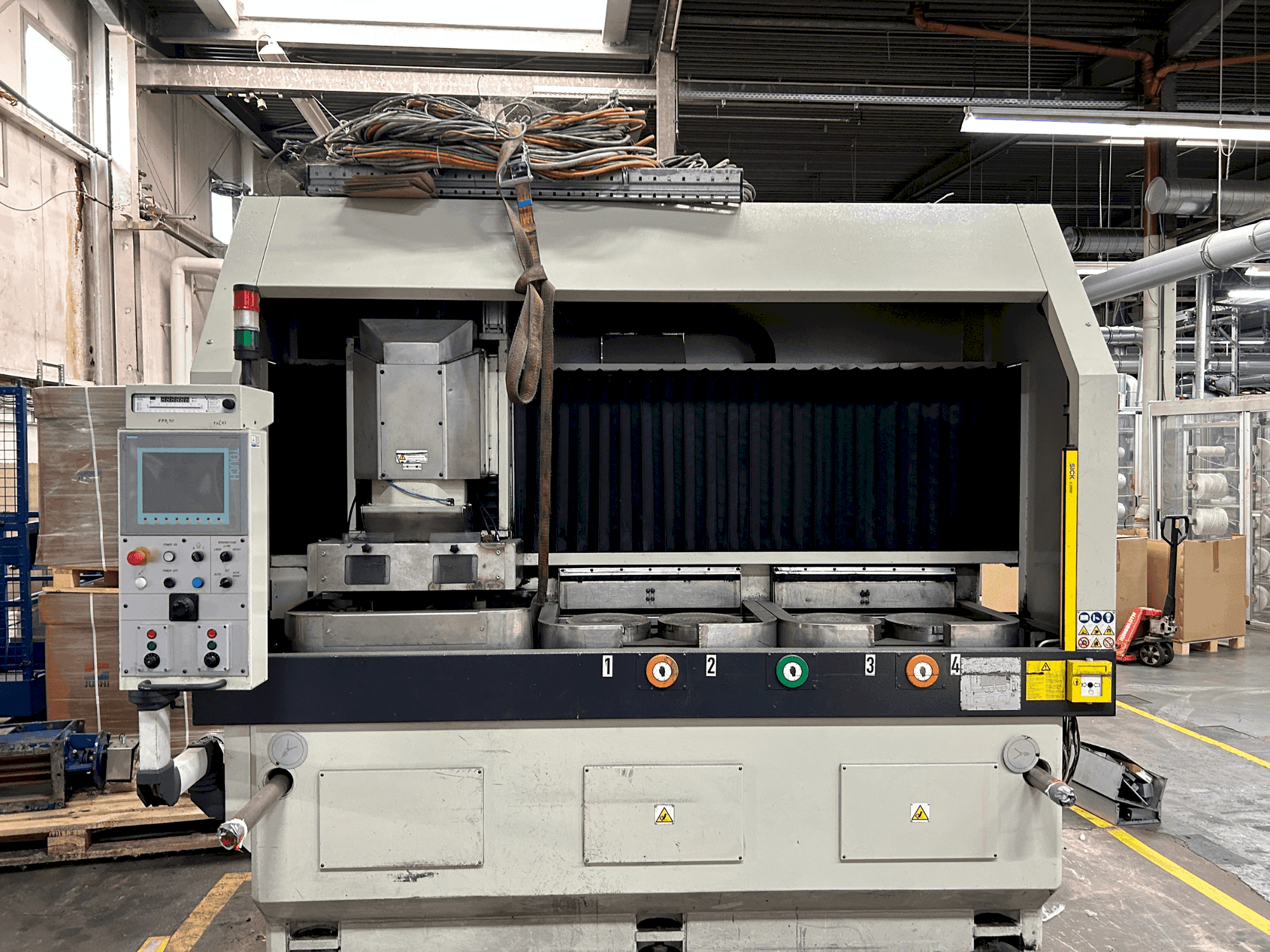 Вид станка Lodi VHP 300 4T CN спереди