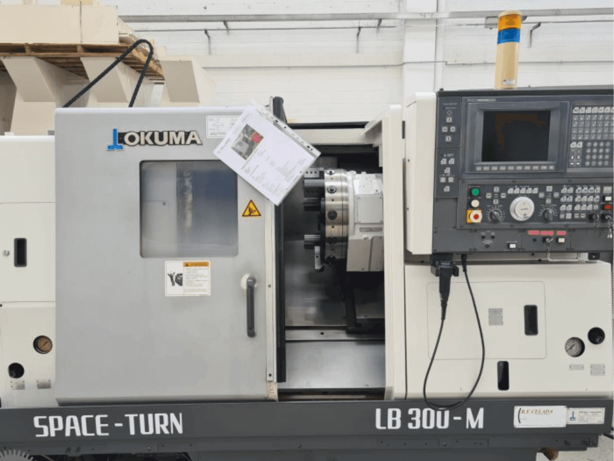 Вид станка Okuma LB 300 спереди