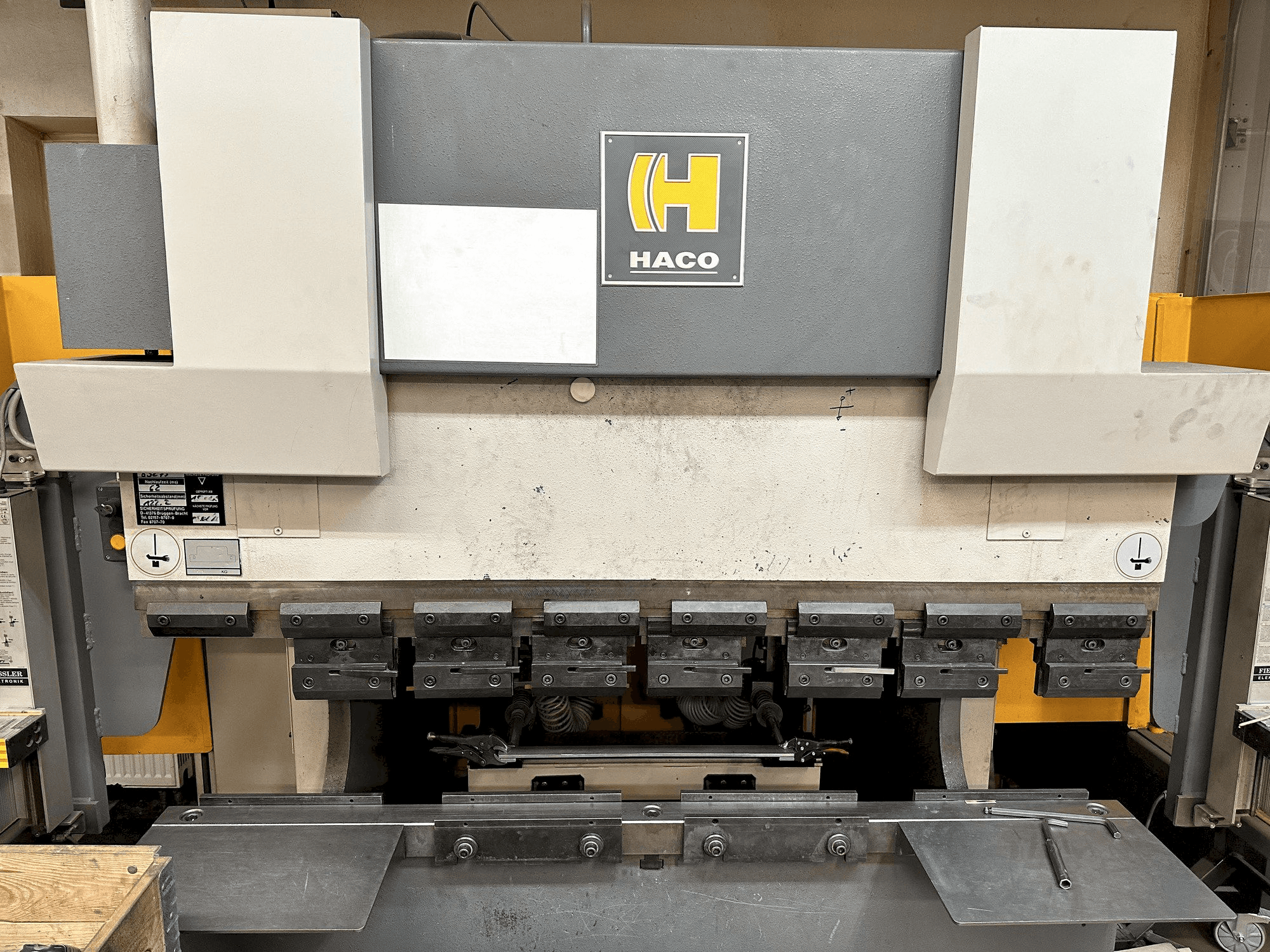 Вид станка HACO ERM 16040 спереди