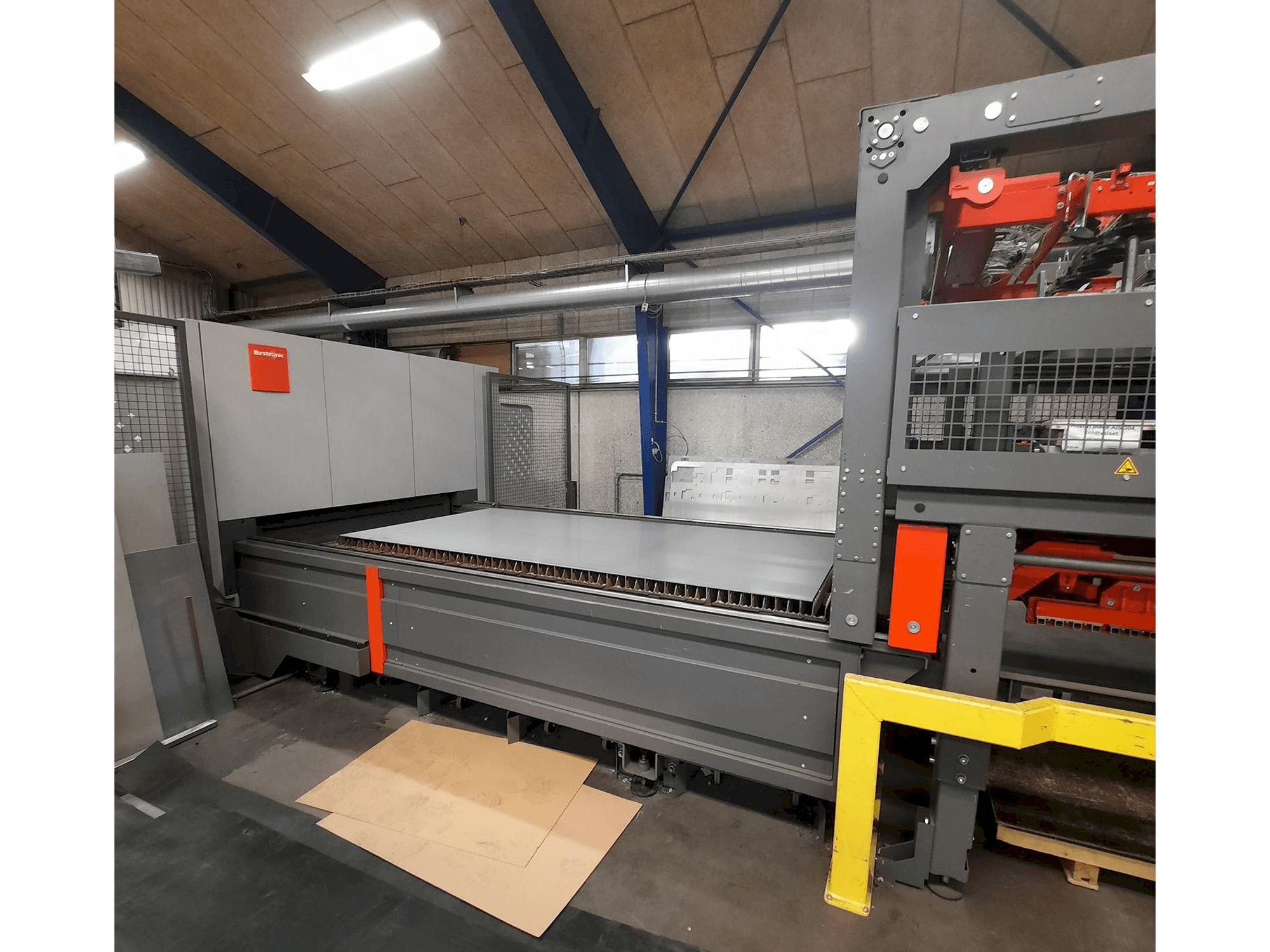Вид станка Bystronic Bystar Fiber 3015 6KW + ByTrans Extended спереди