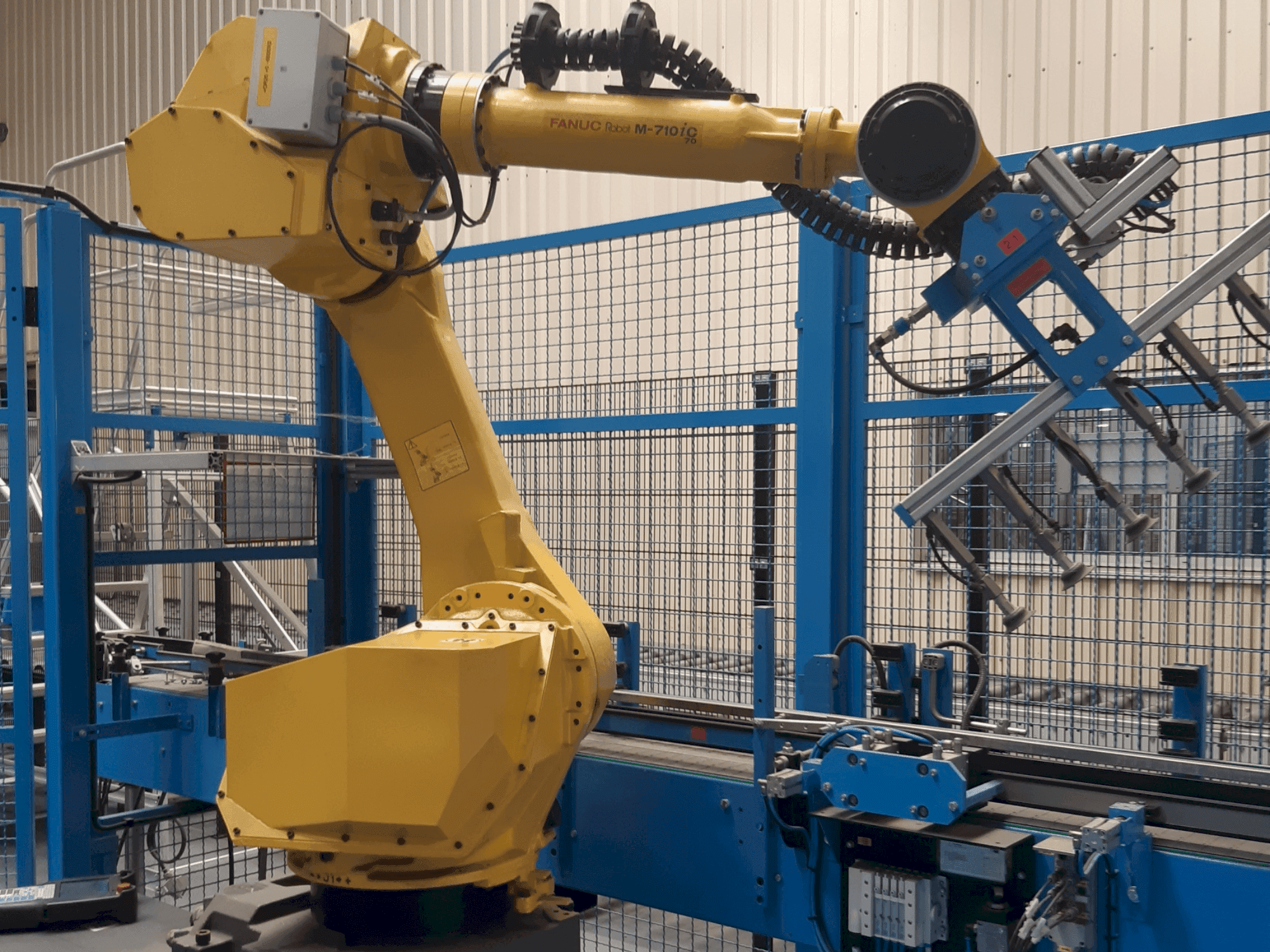 Вид станка FANUC M-710iC спереди