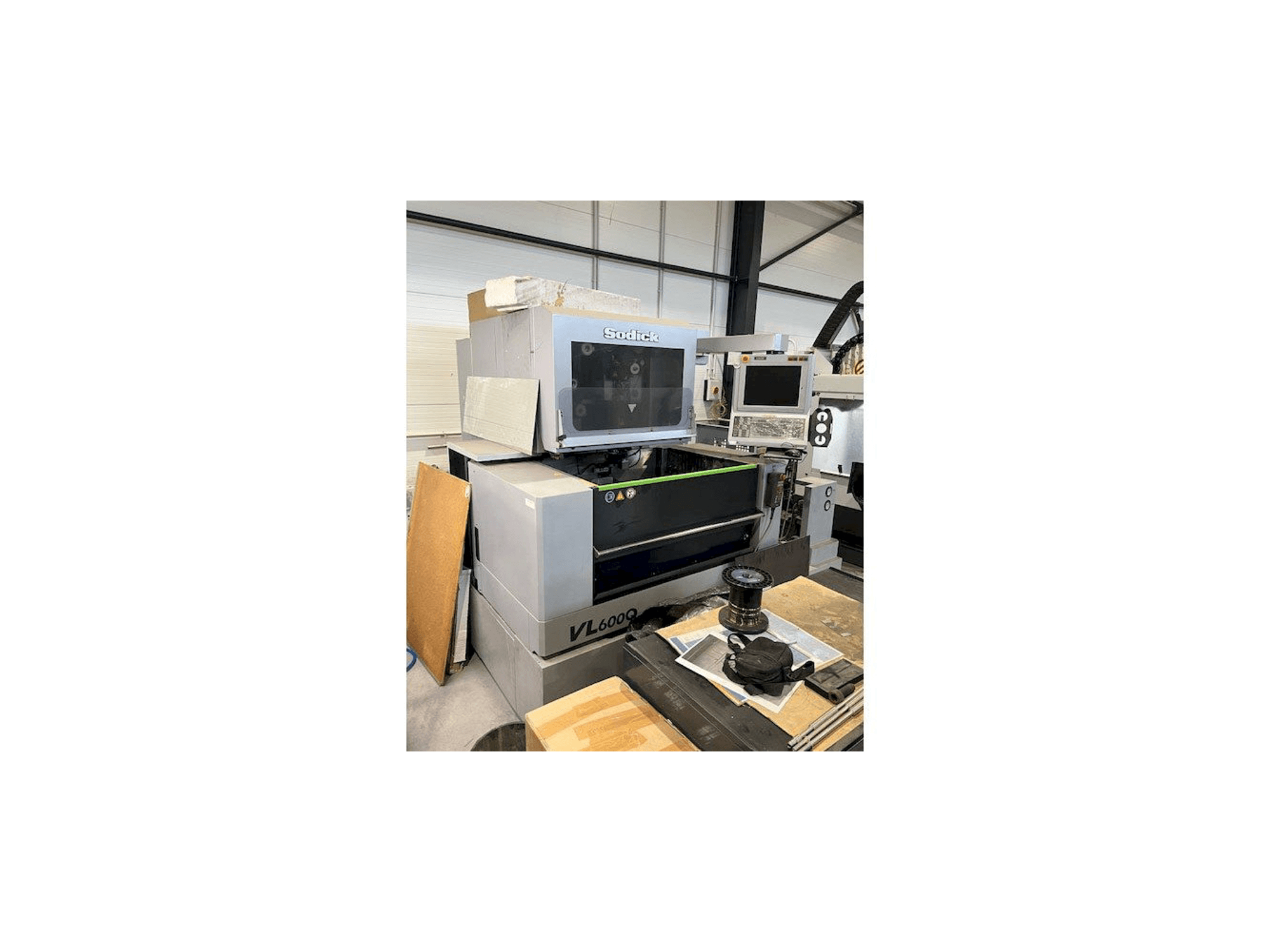 Вид станка Sodick VL600Q спереди