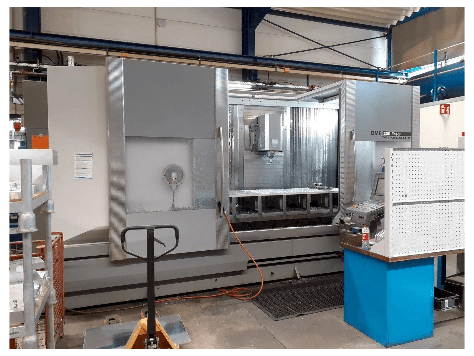 Вид станка DMG MORI DMF 250 спереди