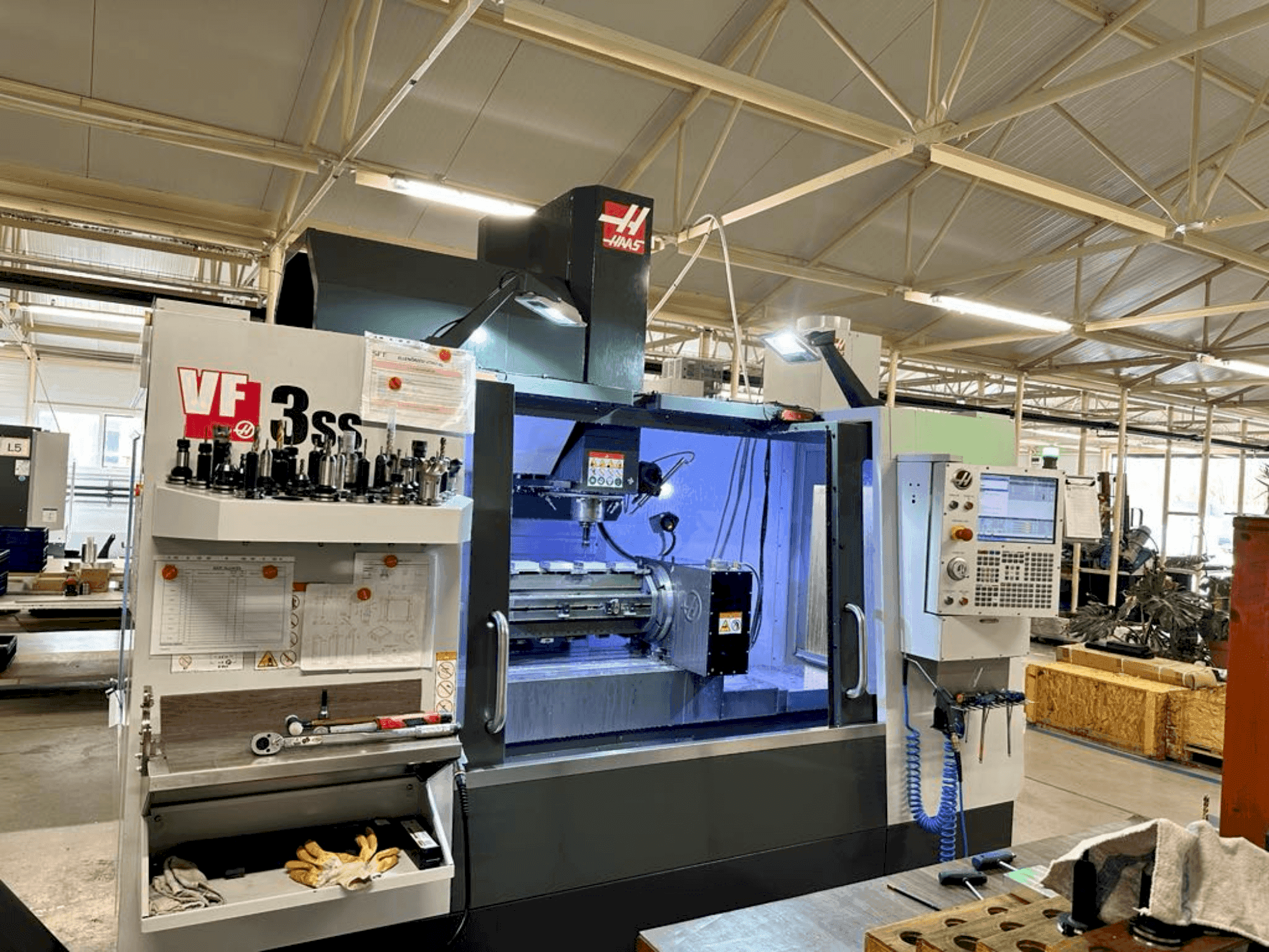 Вид станка HAAS VF-3SS спереди