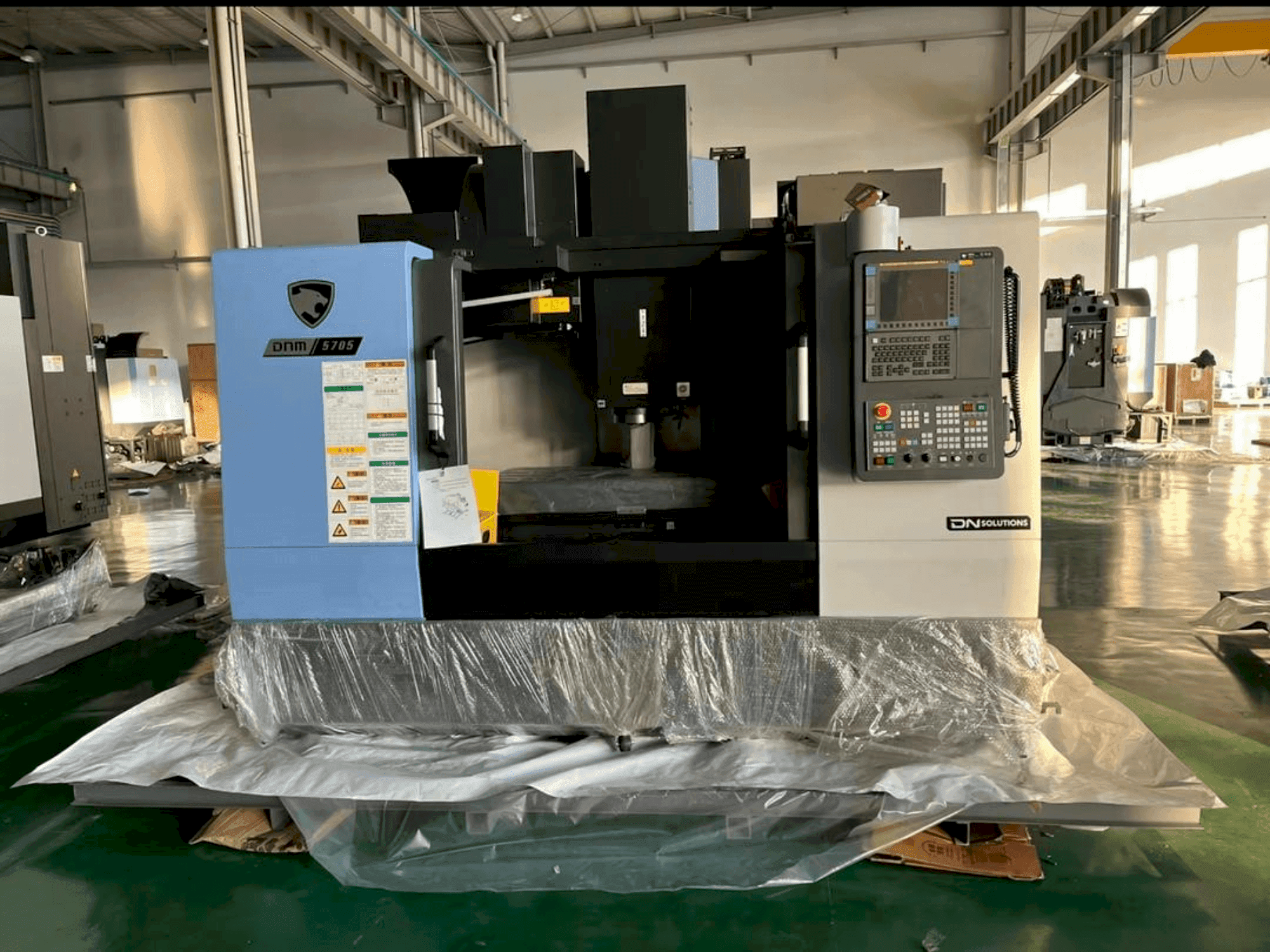 Вид станка DOOSAN Dnm 5705 спереди