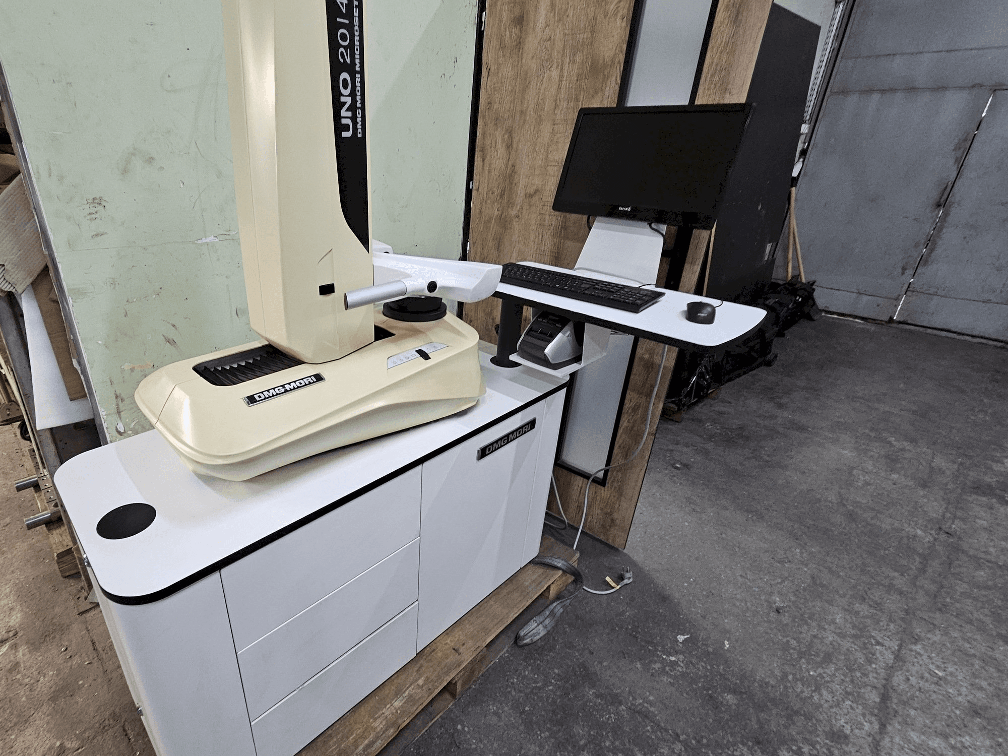 Вид станка DMG MORI UNO 20/40 спереди