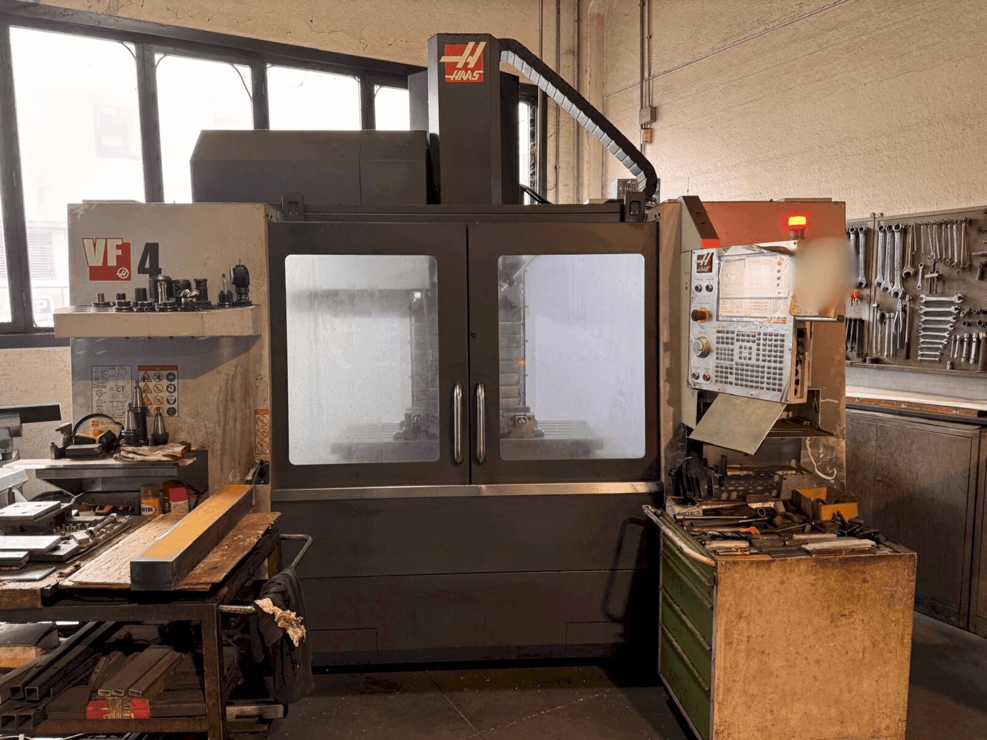 Вид станка HAAS VF4 спереди