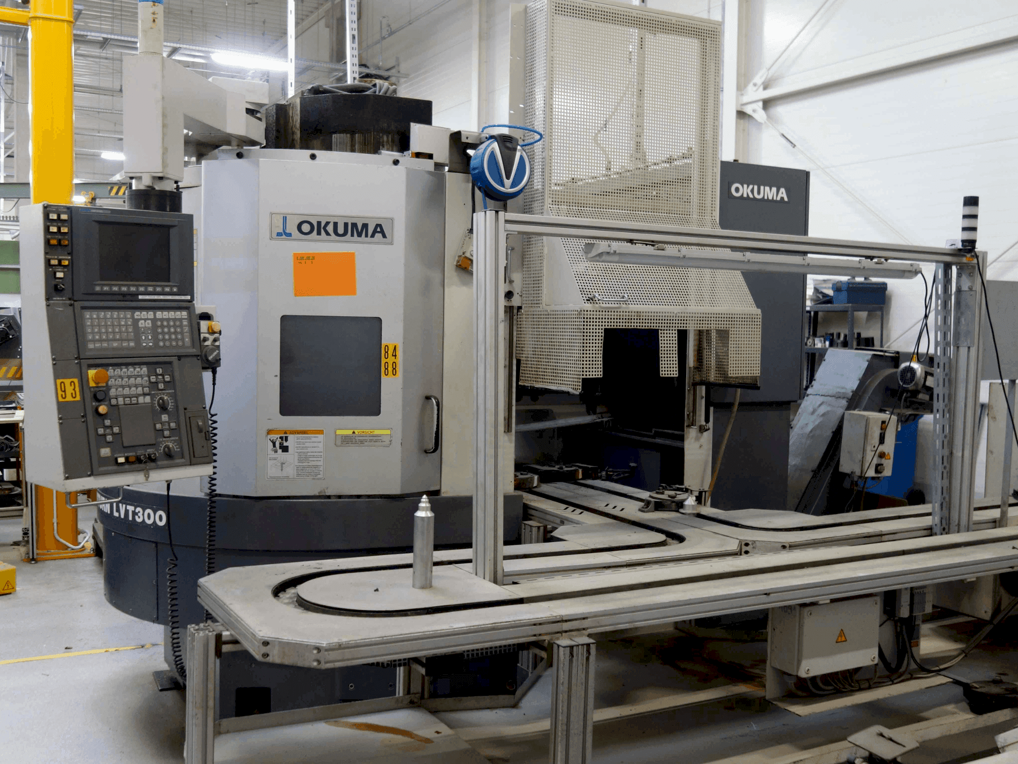 Вид станка Okuma LVT 300 спереди