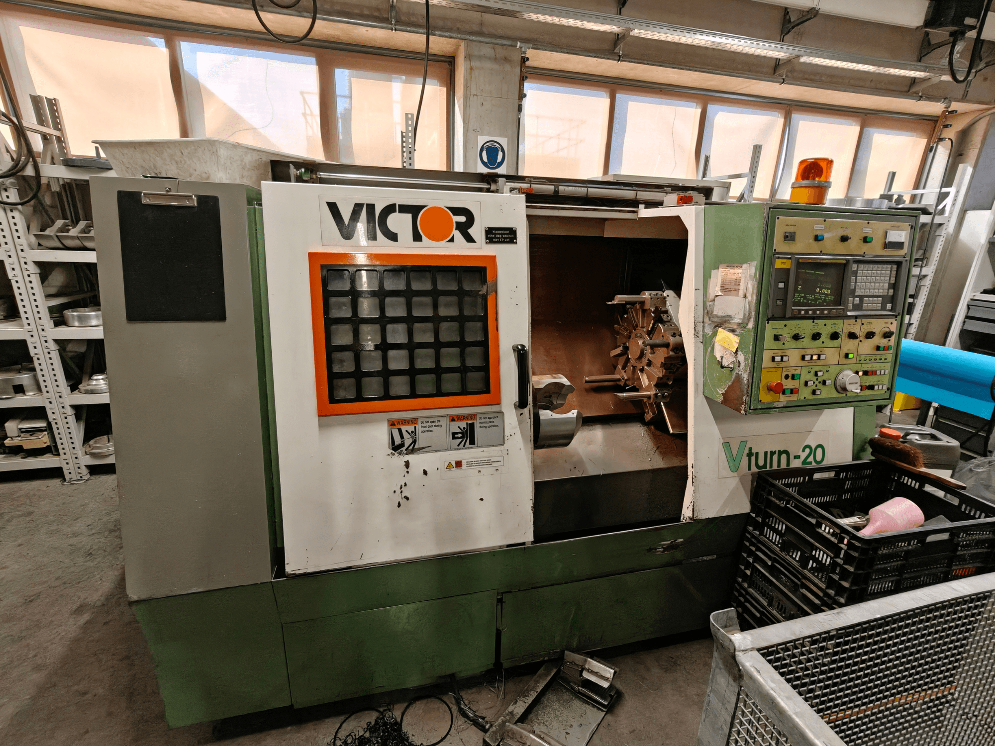 Горизонтальный токарный станок Victor Vturn-20, вид сбоку, демонстрирует панель управления, шпиндель и рабочую зону для обработки.