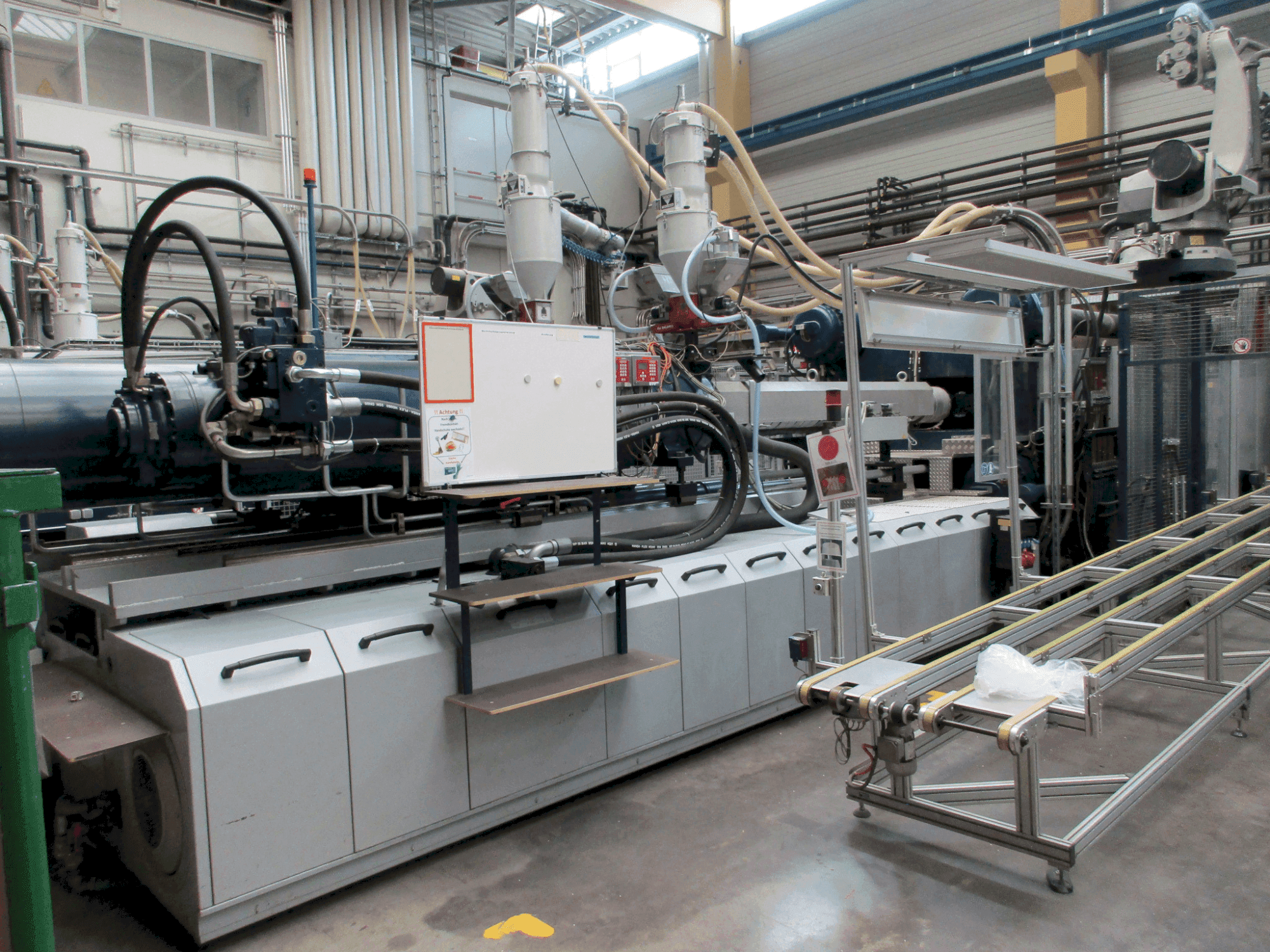 Вид станка Engel DUO 18000H/10000H/1300 Combi спереди