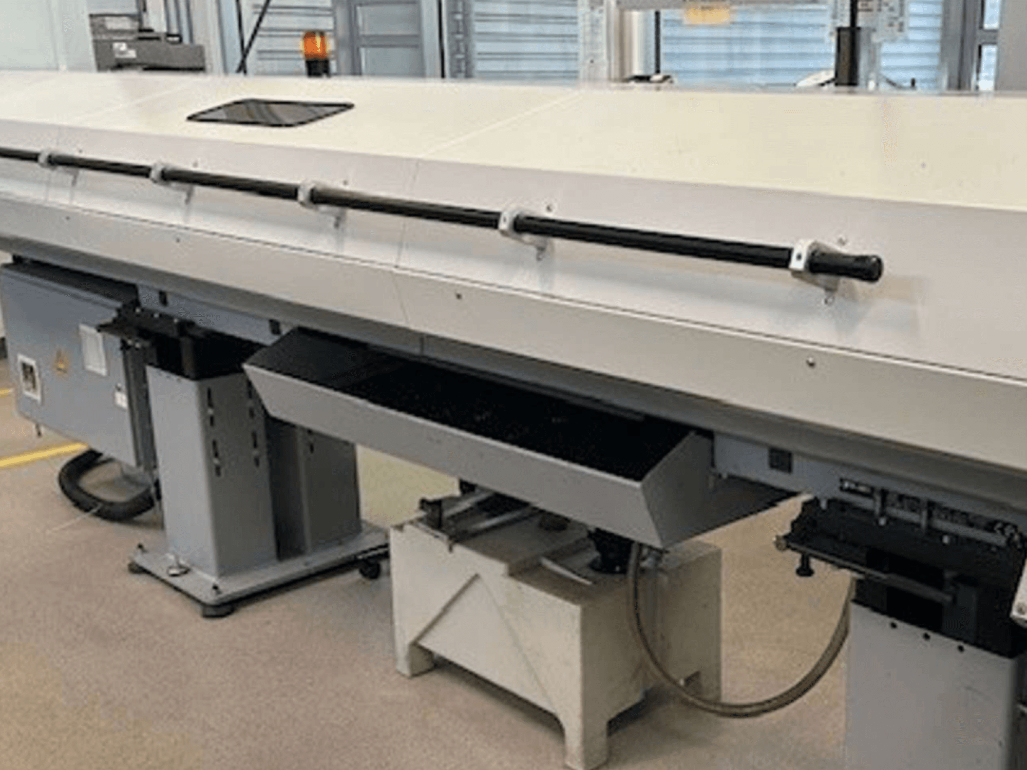 Вид спереди на токарно-фрезерный центр Index G 200 RATIO LINE, демонстрирующий его элегантный дизайн и функциональную панель управления.