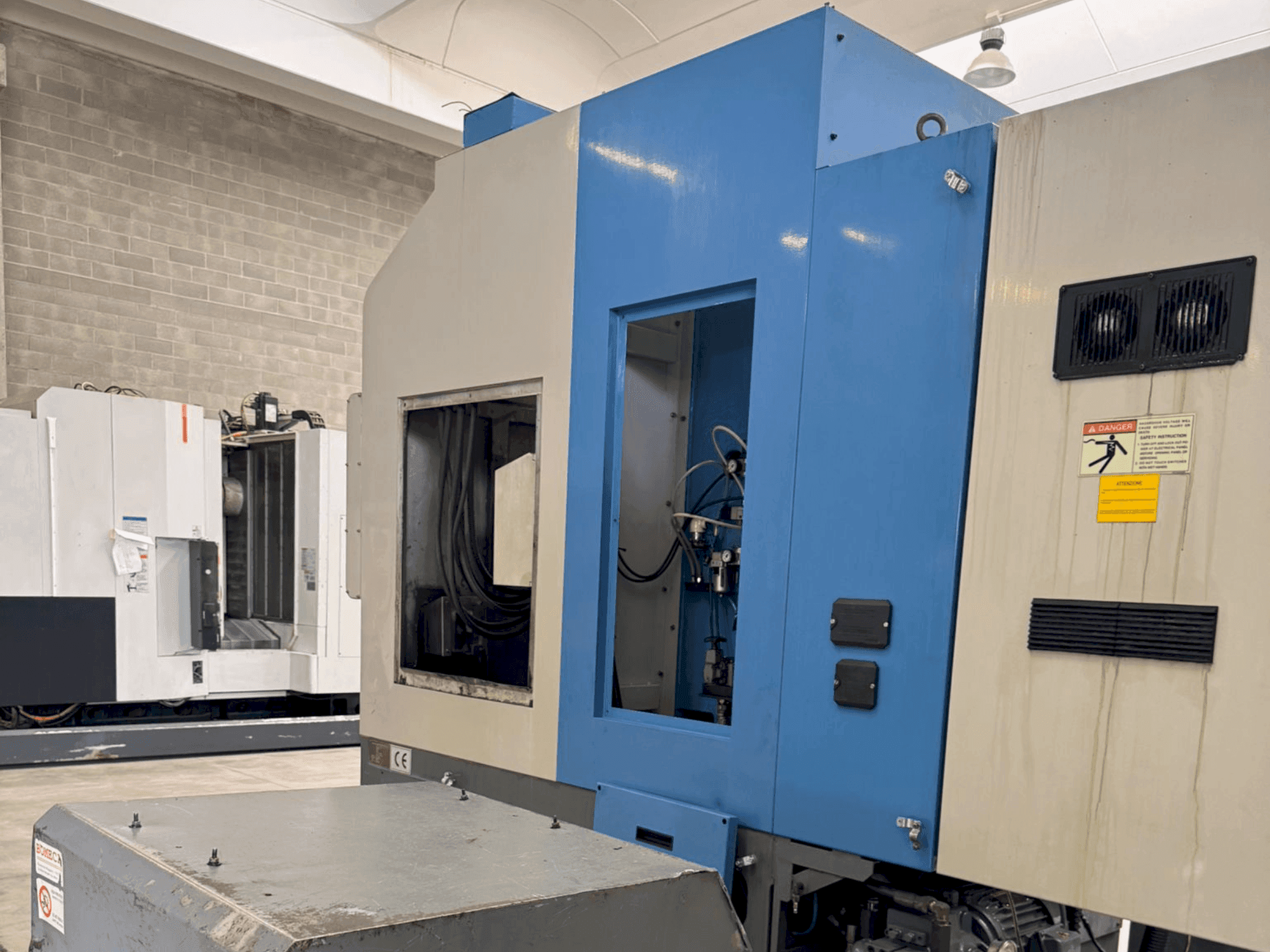 Вид станка HYUNDAI KIA Hyundai HiT V5R спереди