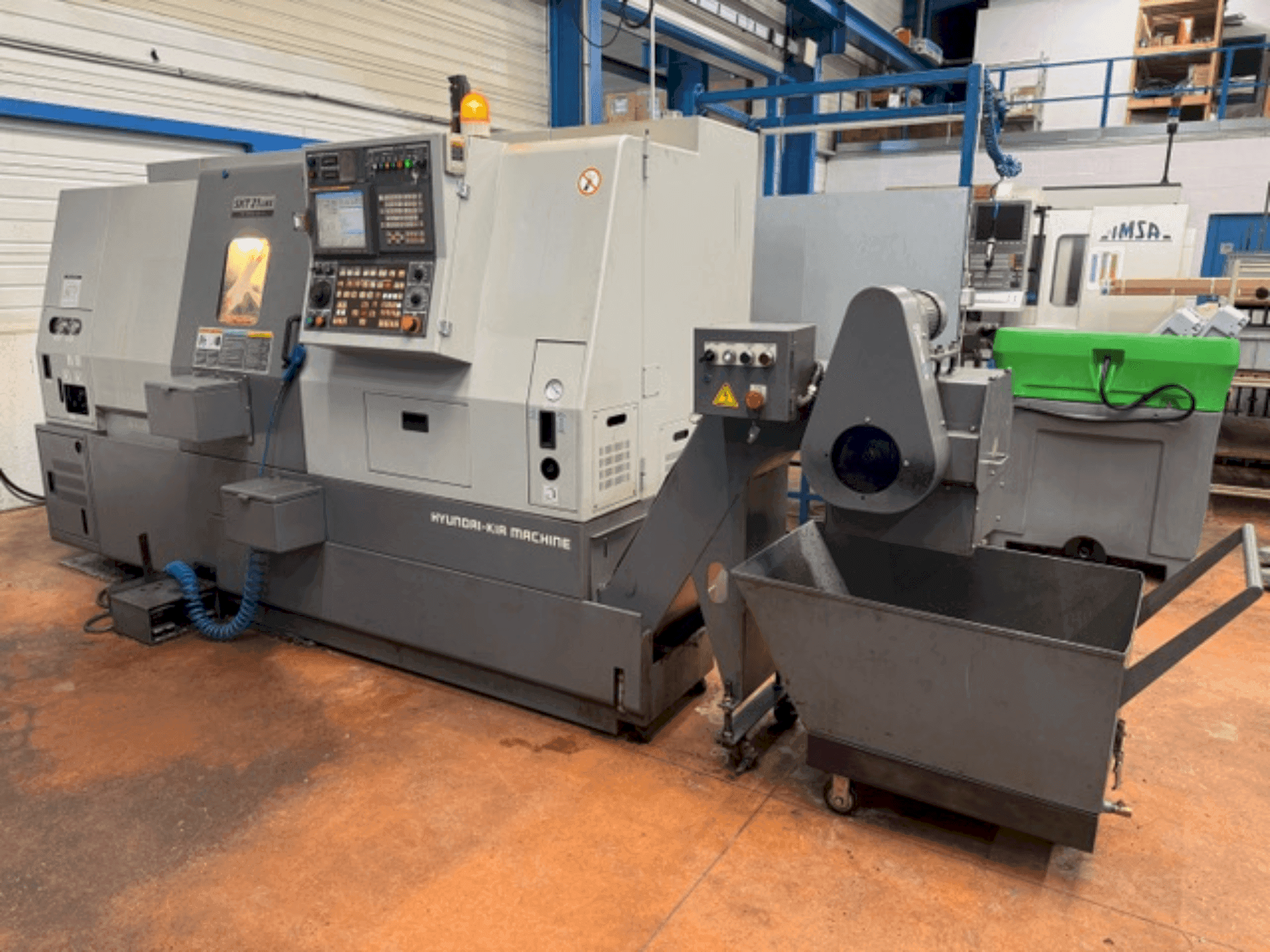 Вид станка HYUNDAI KIA SKT21LMS спереди