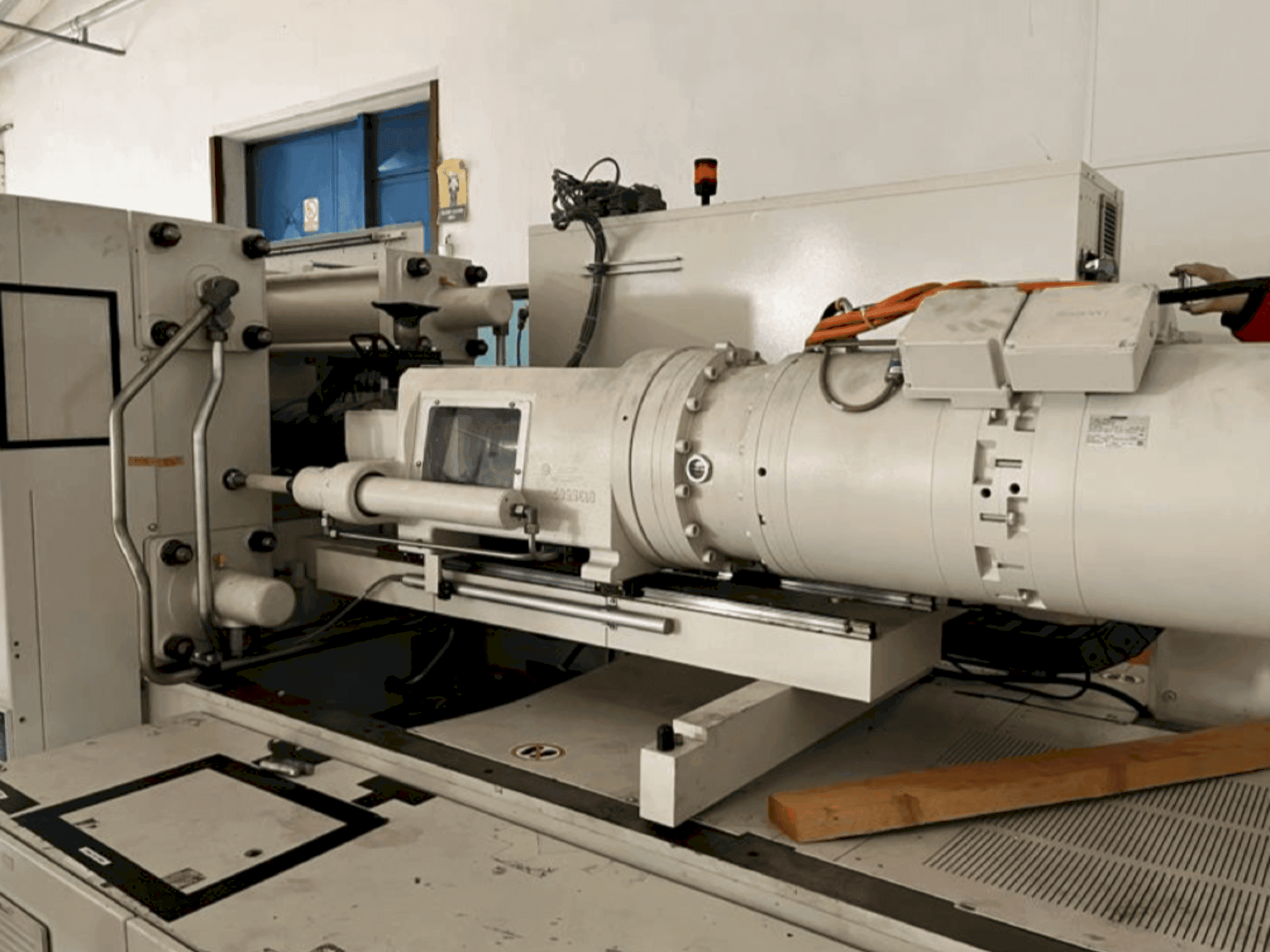 Вид станка Krauss Maffei 200-750 CX спереди