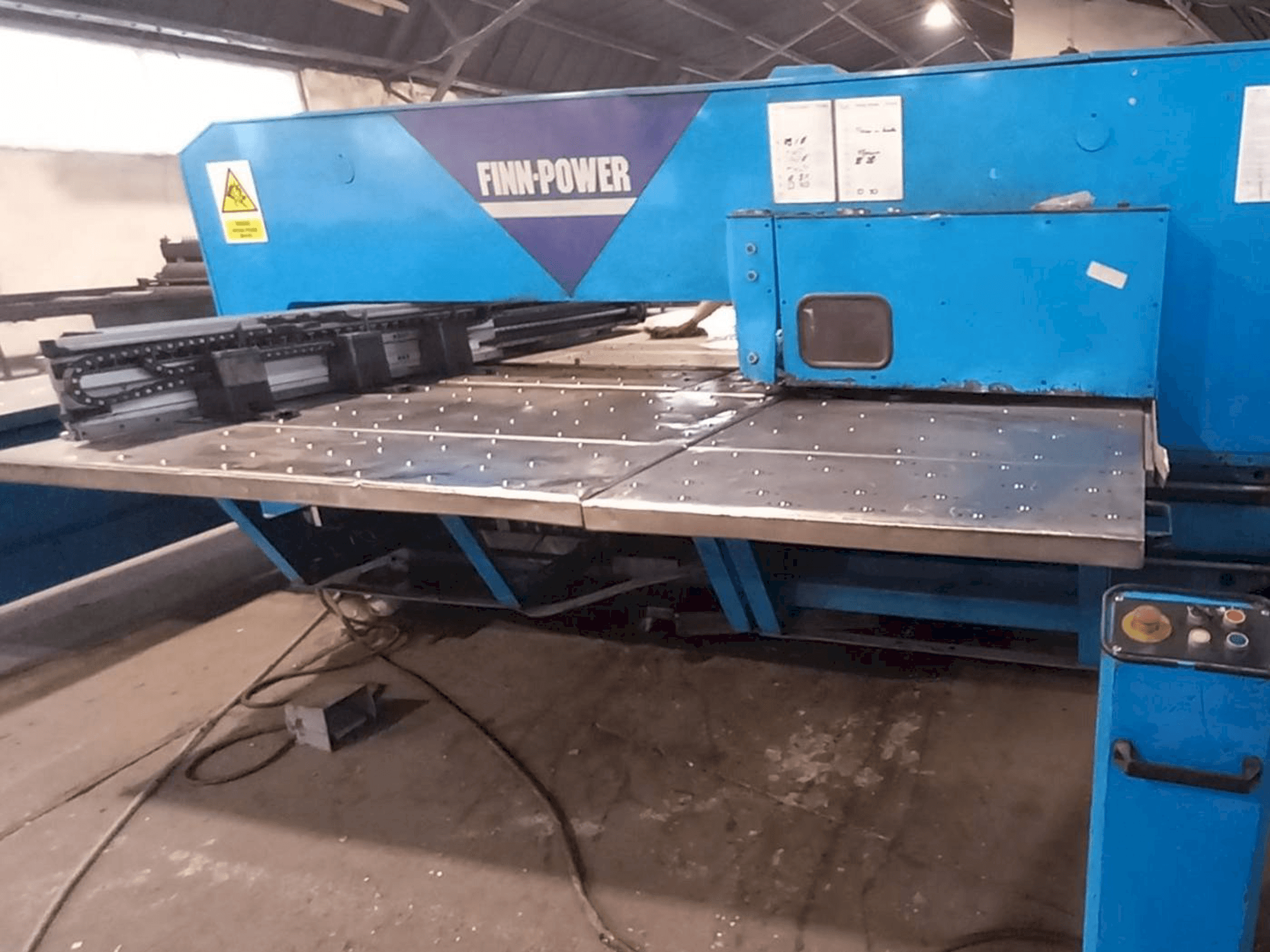 Вид станка Finn-Power TP2515I/21/AM спереди