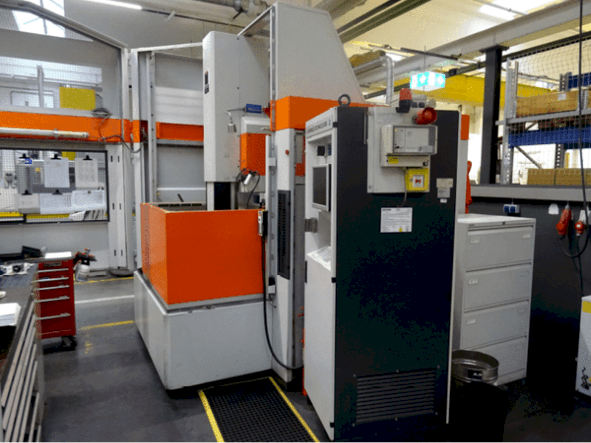 Вид станка CHARMILLES Roboform 41 спереди