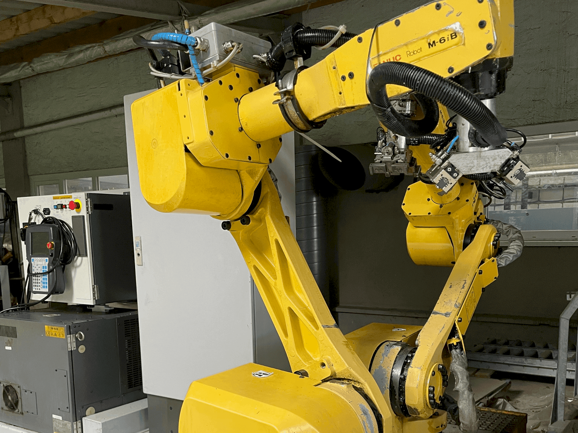 Вид станка FANUC M-6iB спереди