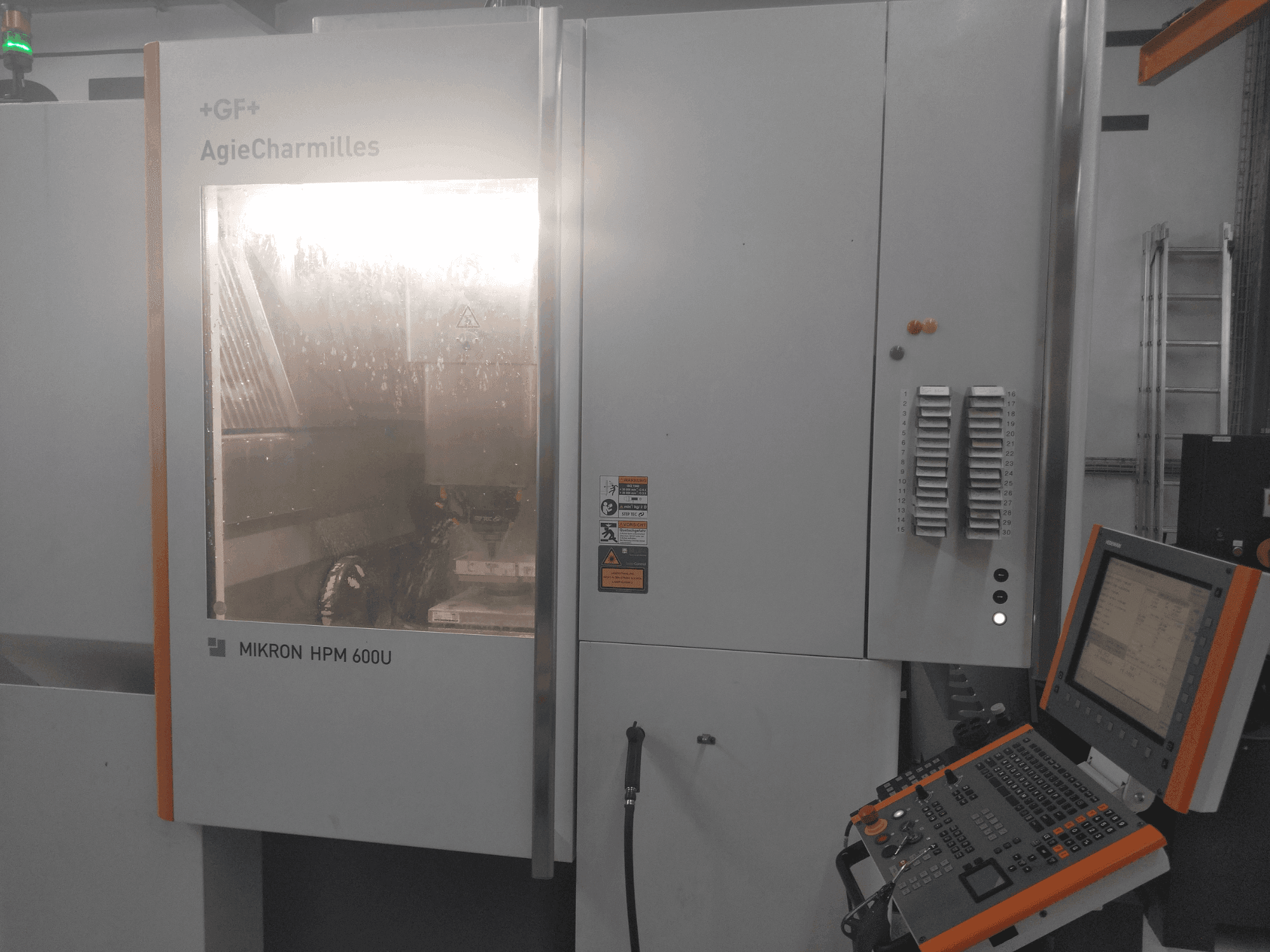 Вид станка MIKRON HPM 600U спереди