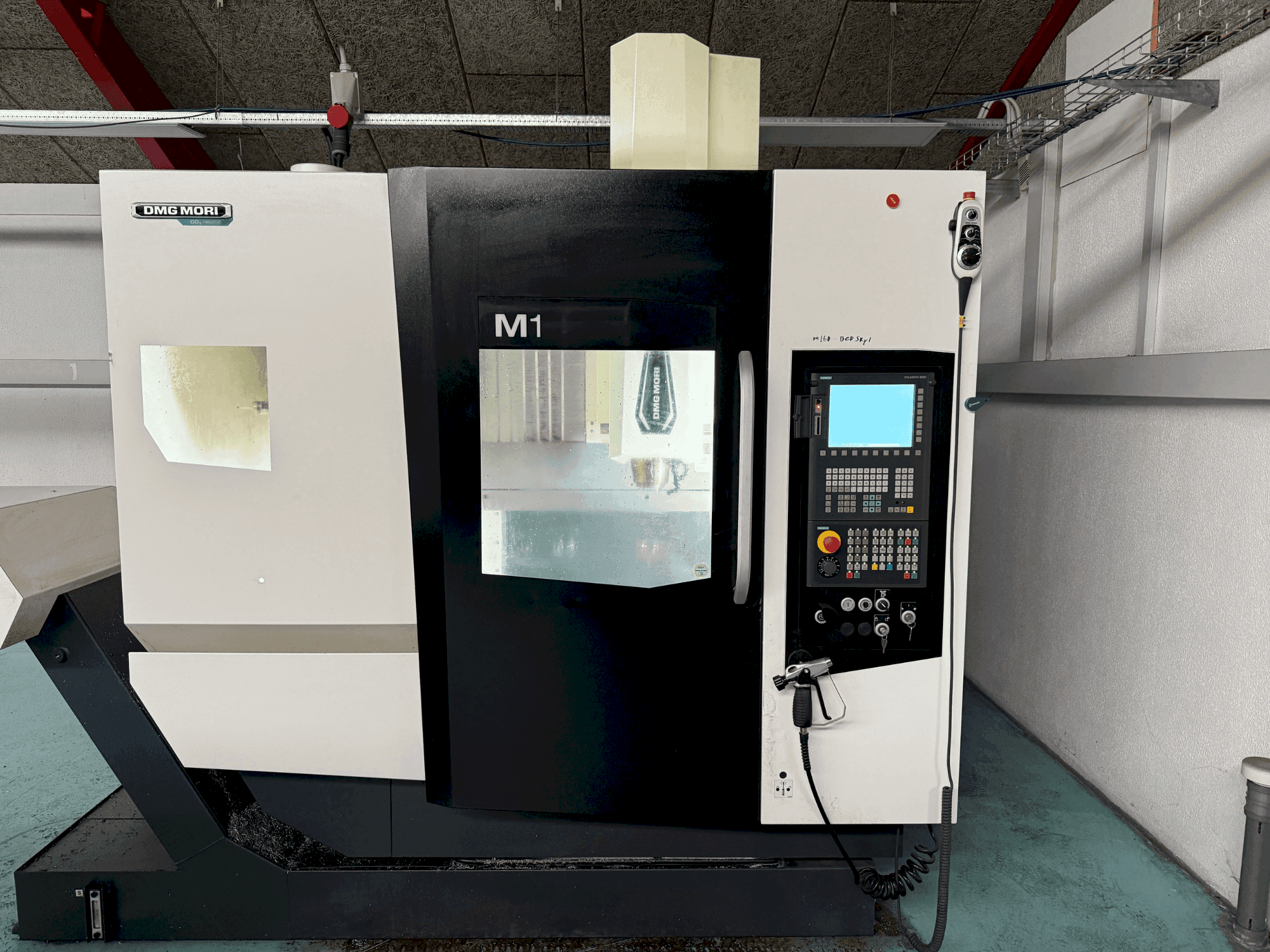 Вид станка DMG MORI M1 Pro спереди