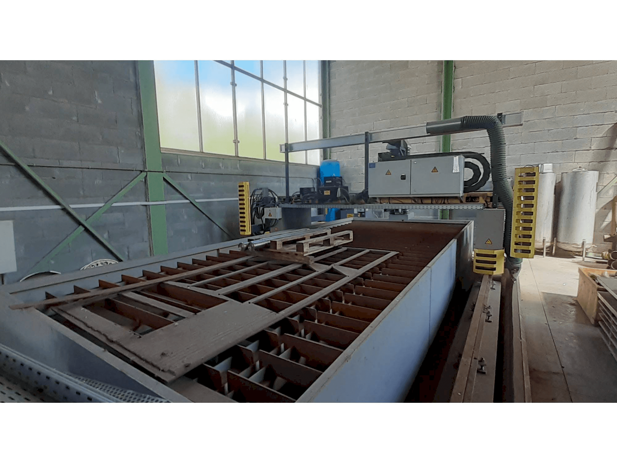 Вид станка с ESAB Suprarex SXE-HD 3500 правой стороны