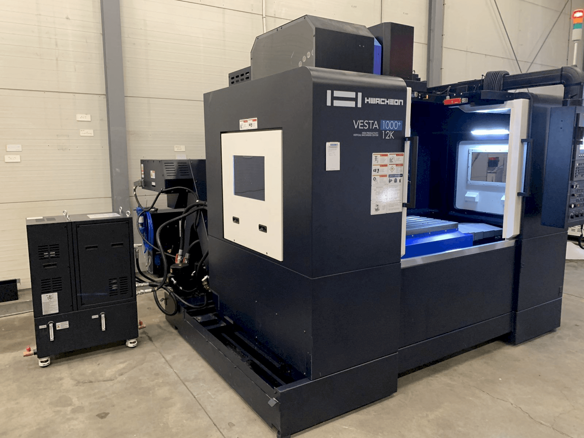 Вид станка HWACHEON VESTA-1000+ спереди