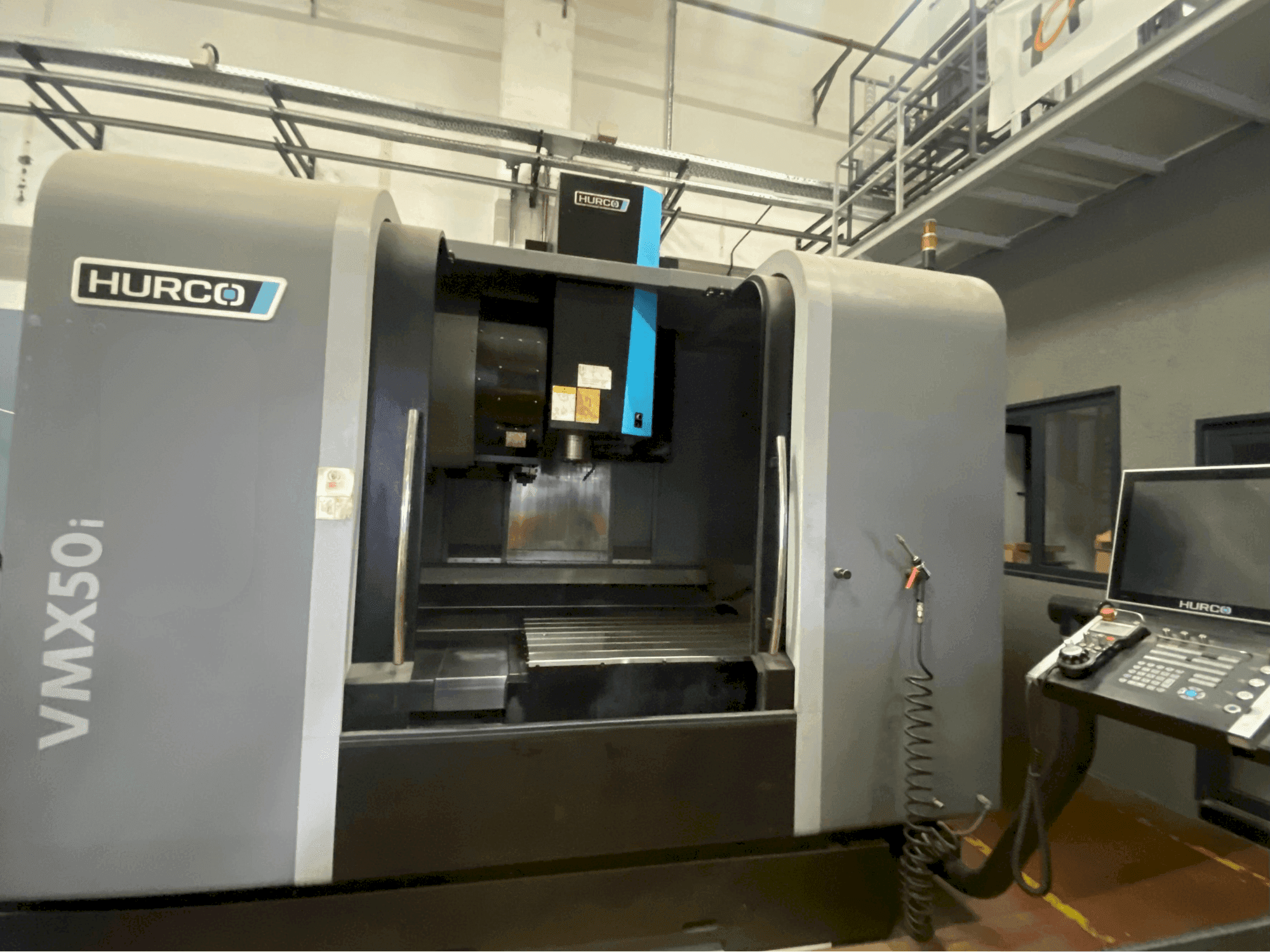 Вид станка Hurco VMX50i спереди