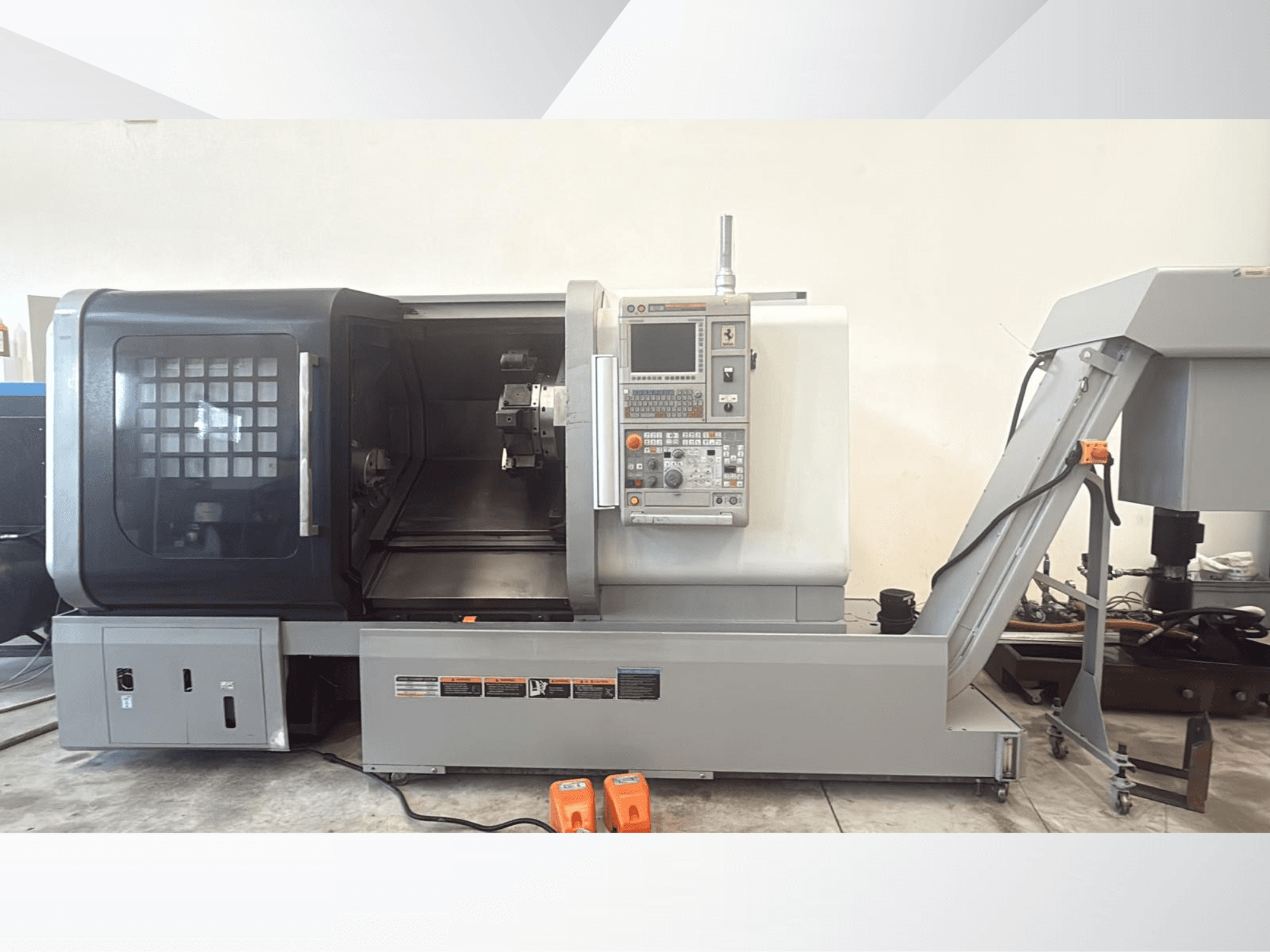 Горизонтальный токарный станок MORI SEIKI NLX 2500M в виде спереди, на котором видны панель управления и открытый доступ для обработки.