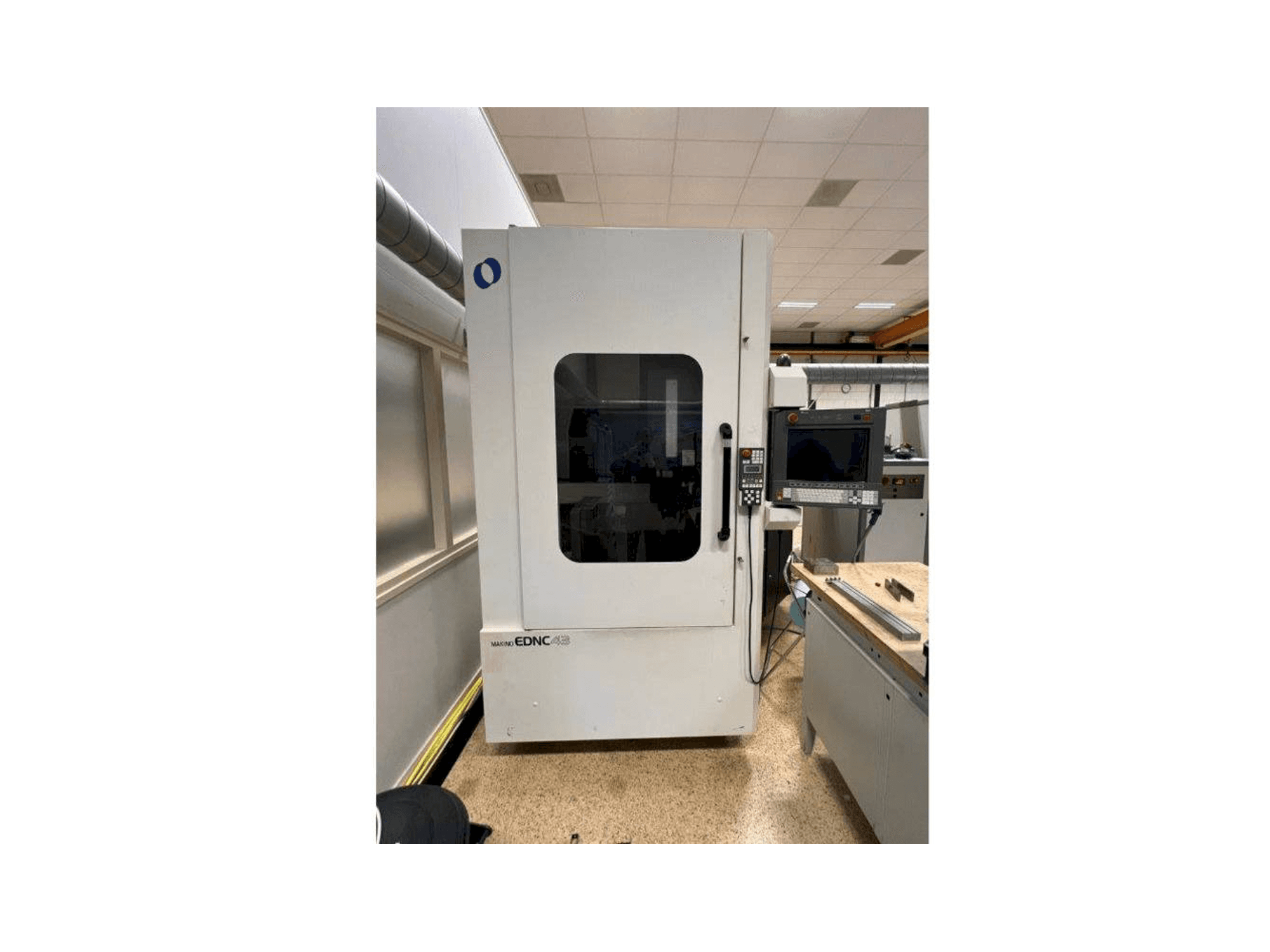 Вид станка Makino EDNC 43 спереди