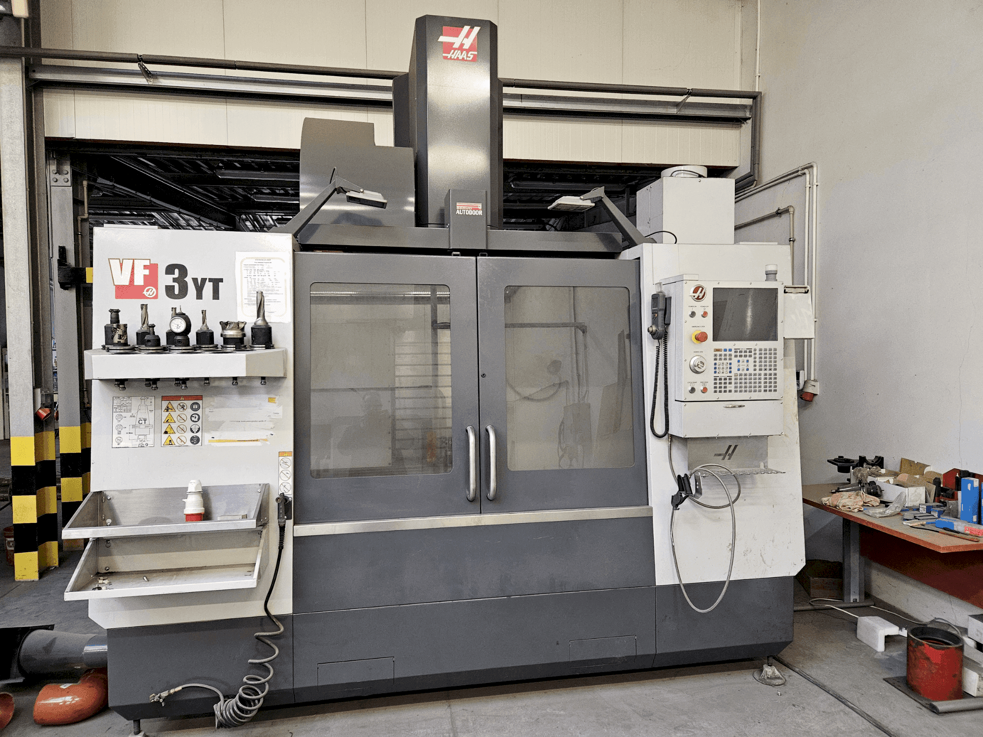 Вид станка HAAS VF-3YT/50 спереди
