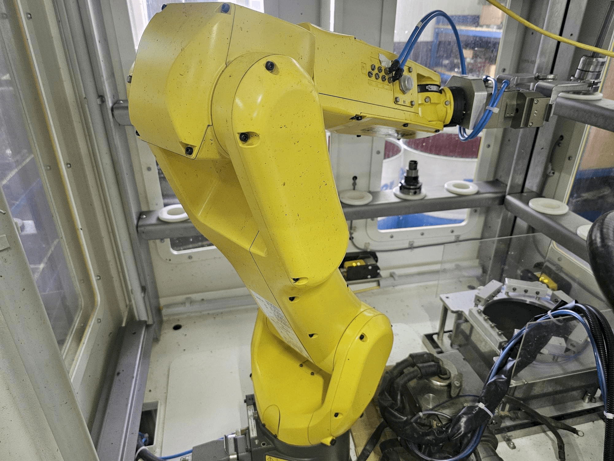 Вид станка FANUC LR Mate 200 id 7L спереди